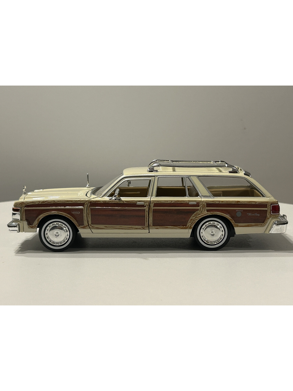 Chrysler LeBaron Town & Country 1979 beige 1:24 Motormax – Station wagon clásica americana 9