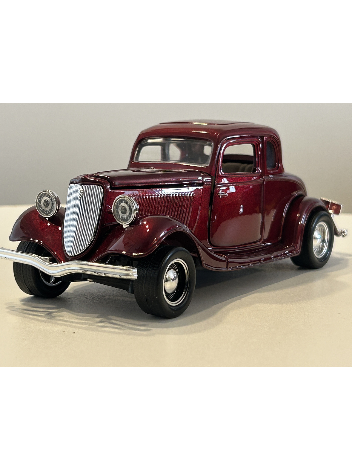 1934 Ford Coupe Motormax 1:24 rojo metálico – Clásico V8 de los años 30 para coleccionistas exigentes 1