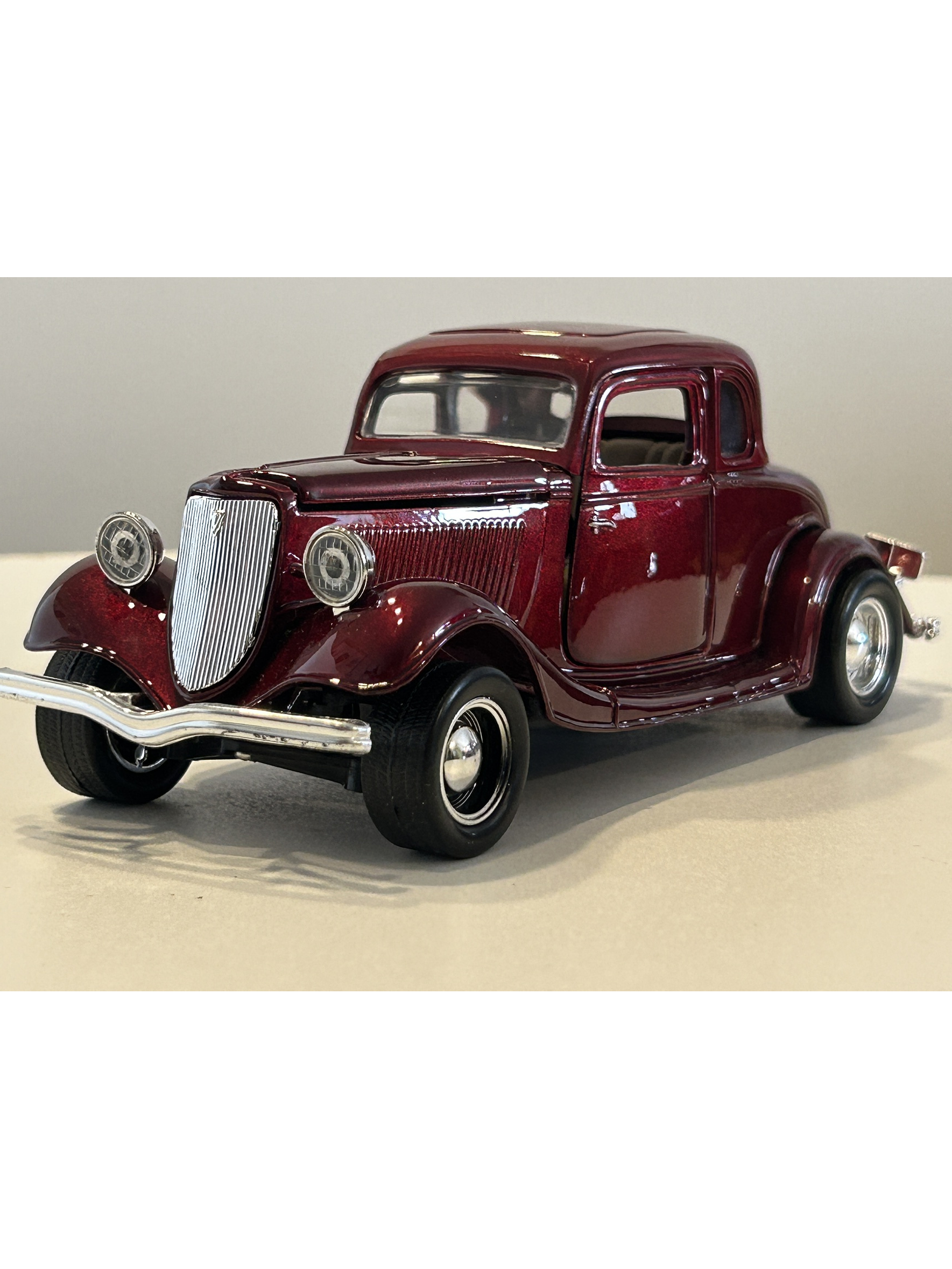 1934 Ford Coupe Motormax 1:24 rojo metálico – Clásico V8 de los años 30 para coleccionistas exigentes 1