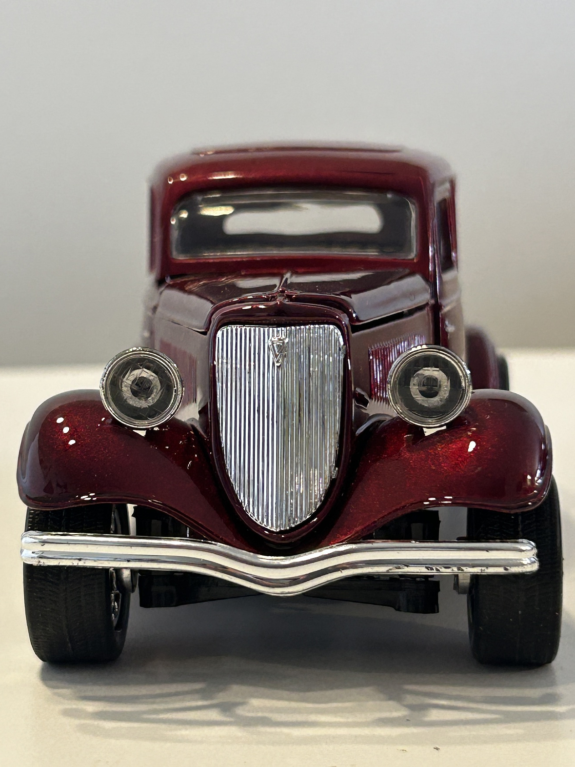 1934 Ford Coupe Motormax 1:24 rojo metálico – Clásico V8 de los años 30 para coleccionistas exigentes 2