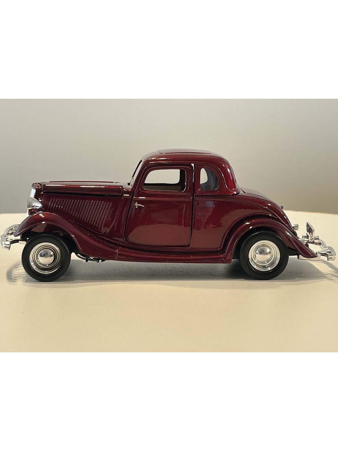 1934 Ford Coupe Motormax 1:24 rojo metálico – Clásico V8 de los años 30 para coleccionistas exigentes 7