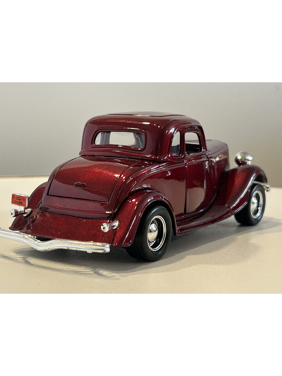1934 Ford Coupe Motormax 1:24 rojo metálico – Clásico V8 de los años 30 para coleccionistas exigentes 5