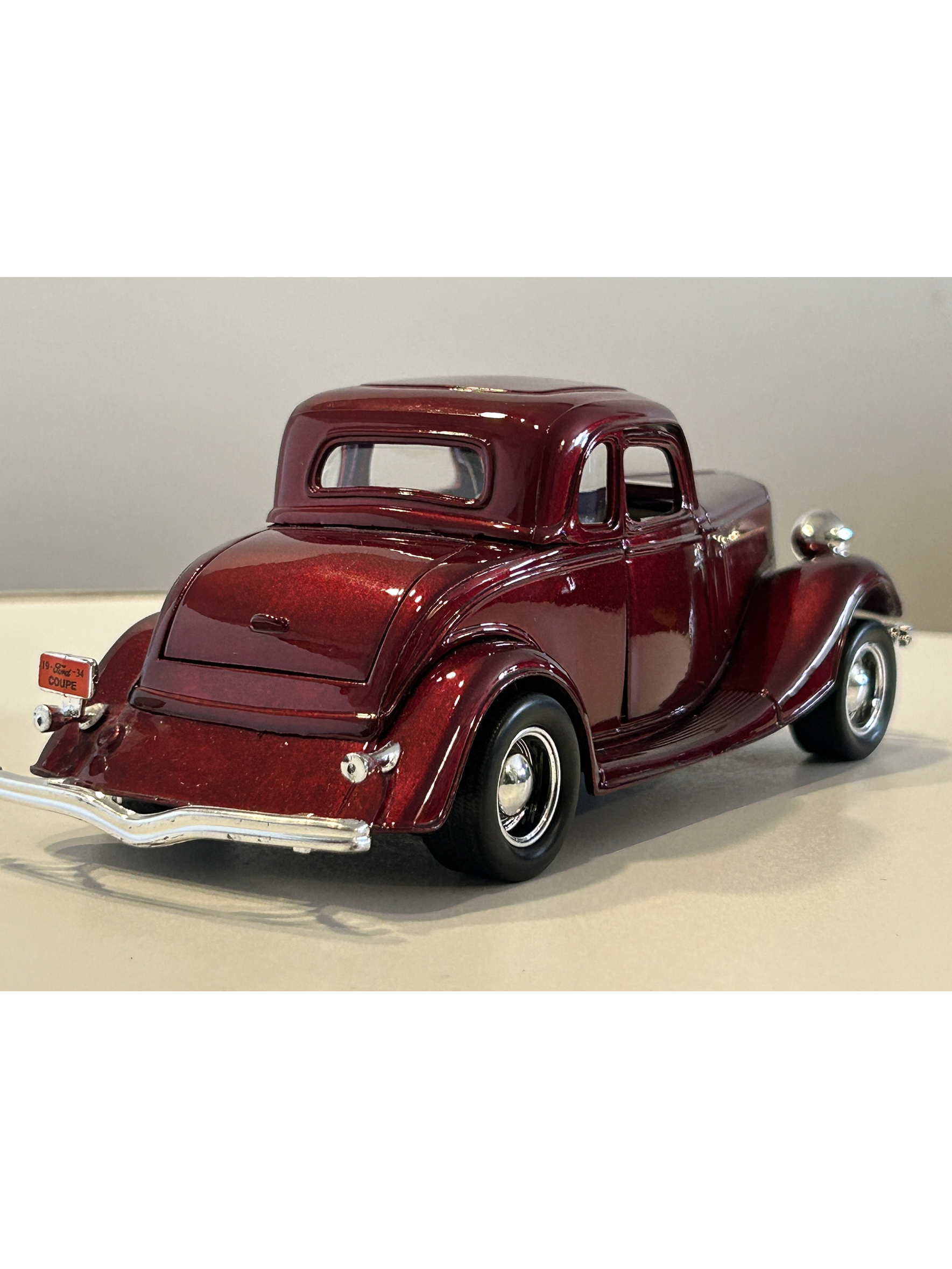 1934 Ford Coupe Motormax 1:24 rojo metálico – Clásico V8 de los años 30 para coleccionistas exigentes 5
