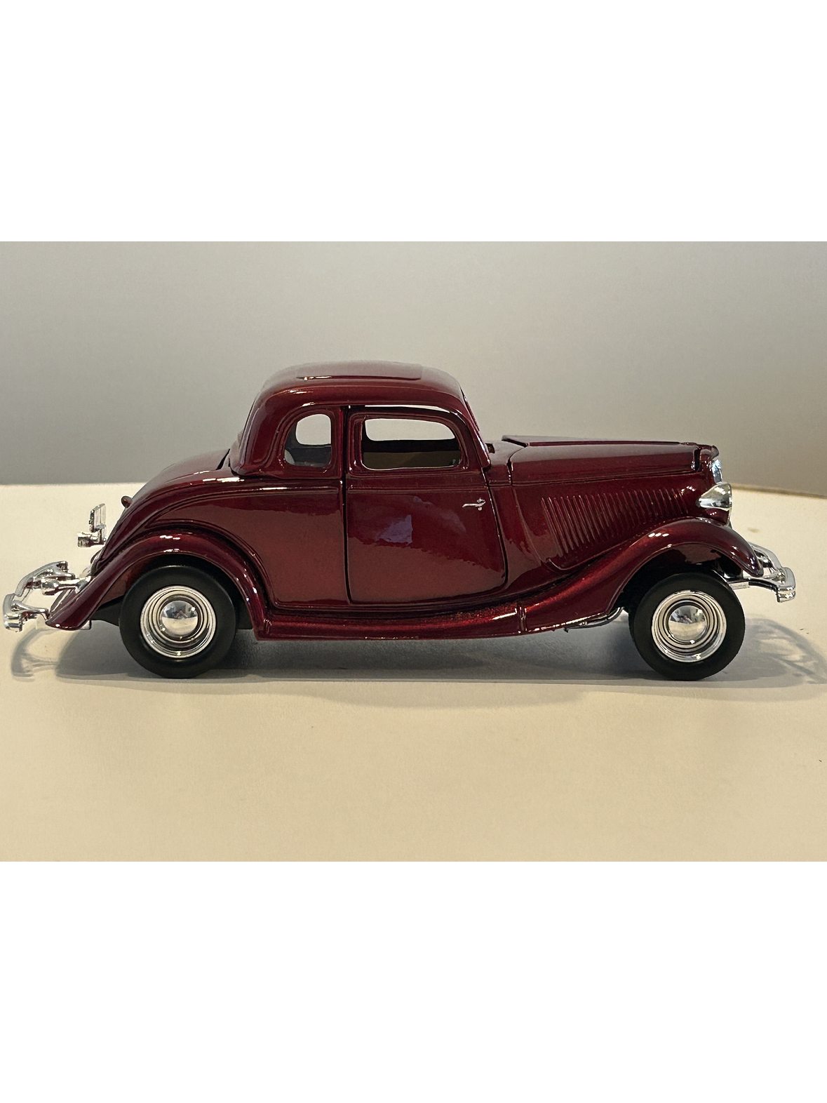 1934 Ford Coupe Motormax 1:24 rojo metálico – Clásico V8 de los años 30 para coleccionistas exigentes 4
