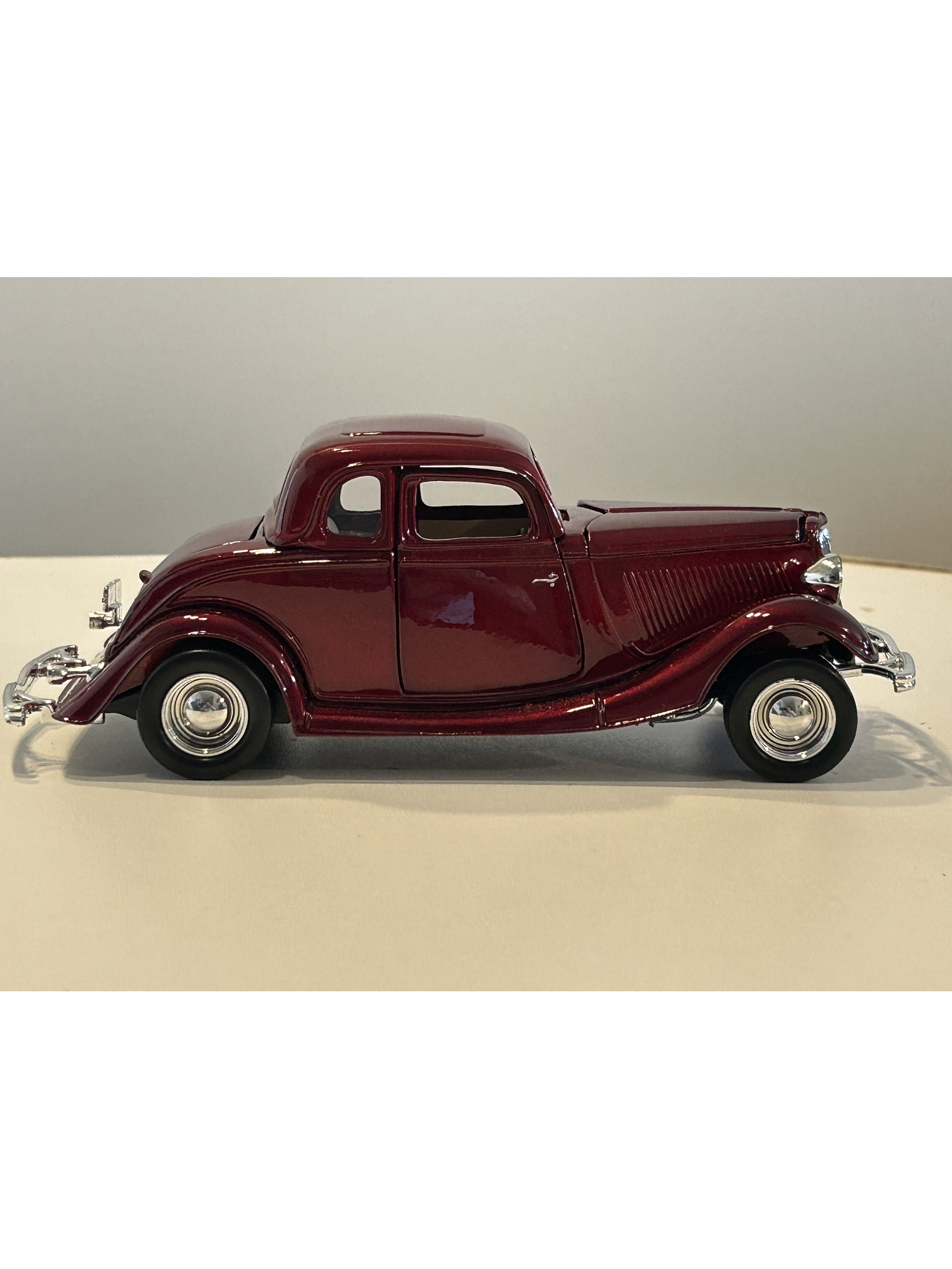1934 Ford Coupe Motormax 1:24 rojo metálico – Clásico V8 de los años 30 para coleccionistas exigentes 4