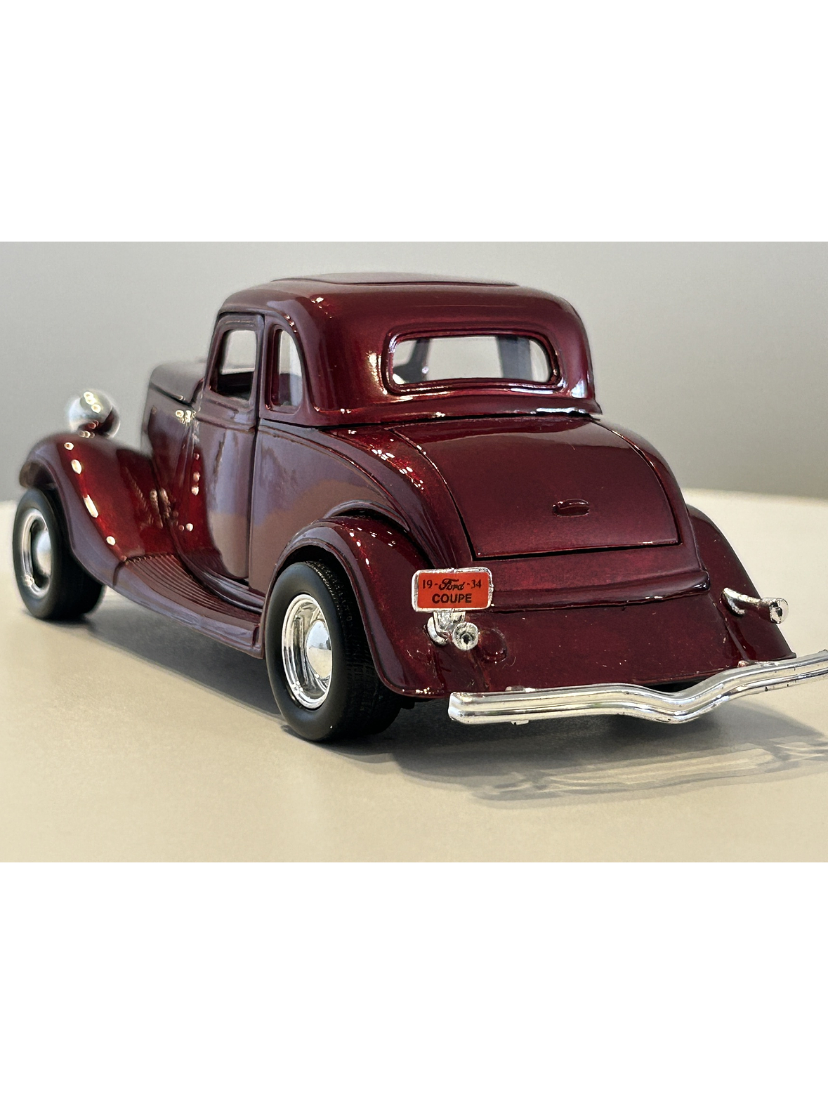 1934 Ford Coupe Motormax 1:24 rojo metálico – Clásico V8 de los años 30 para coleccionistas exigentes 6