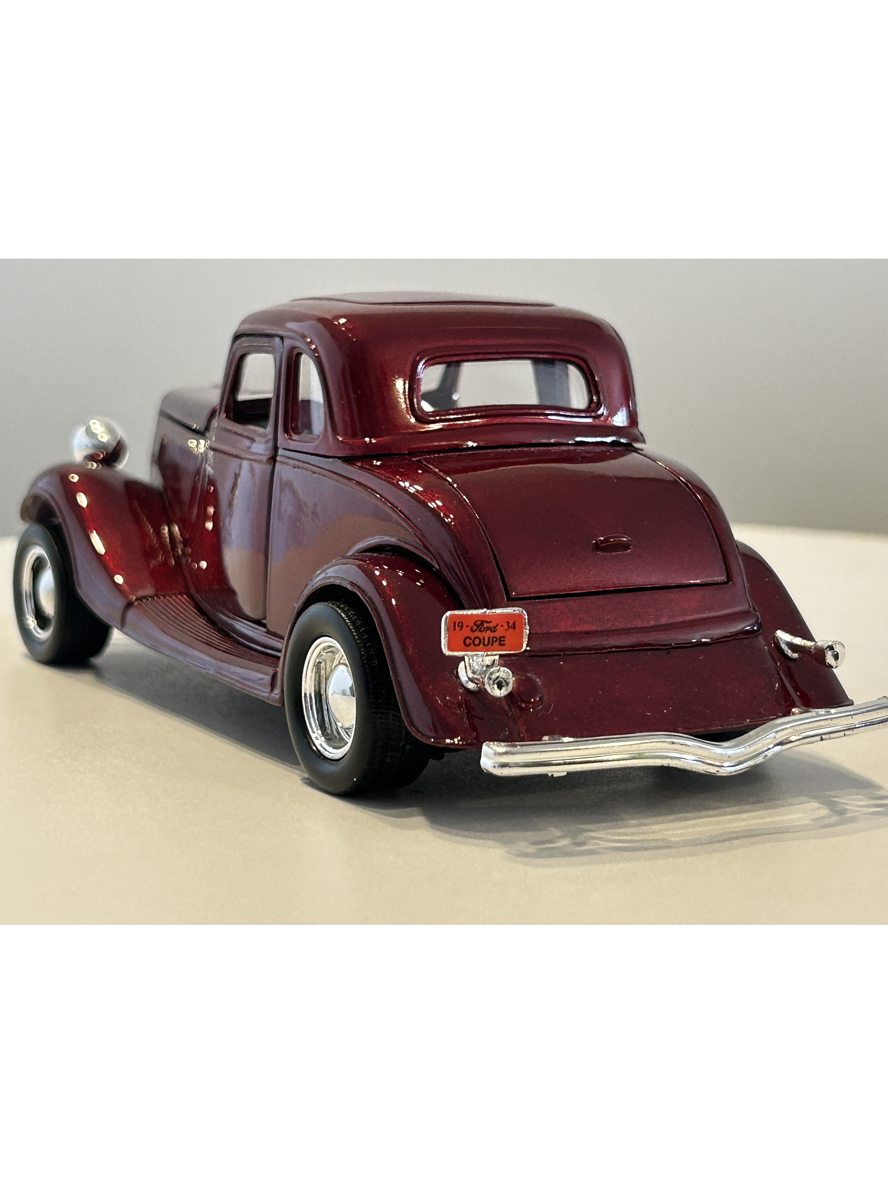 1934 Ford Coupe Motormax 1:24 rojo metálico – Clásico V8 de los años 30 para coleccionistas exigentes 6