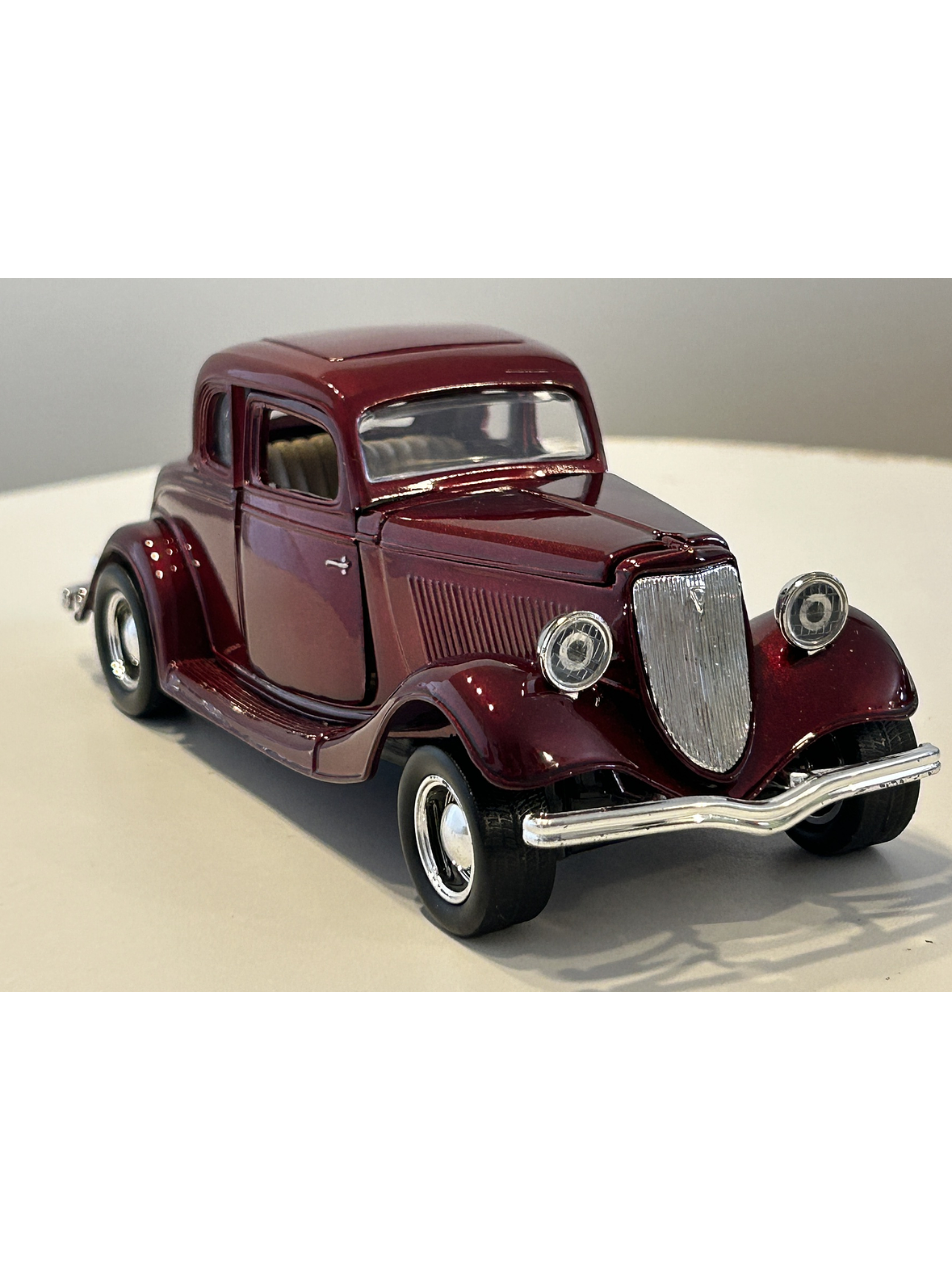 1934 Ford Coupe Motormax 1:24 rojo metálico – Clásico V8 de los años 30 para coleccionistas exigentes 3