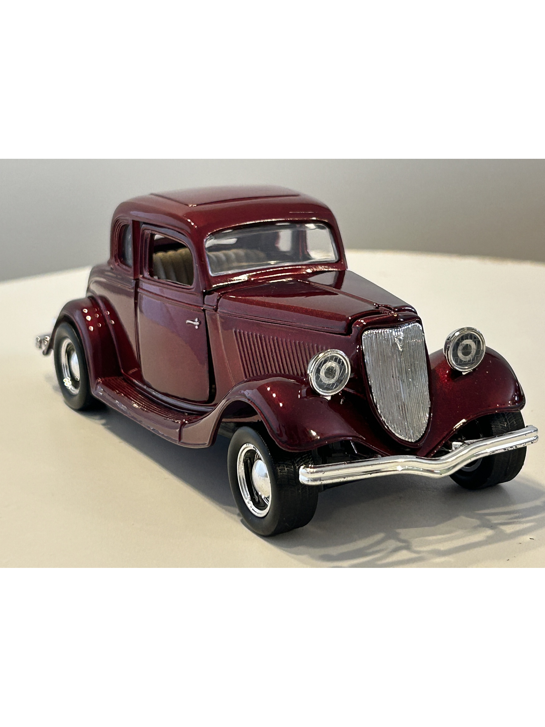 1934 Ford Coupe Motormax 1:24 rojo metálico – Clásico V8 de los años 30 para coleccionistas exigentes 3