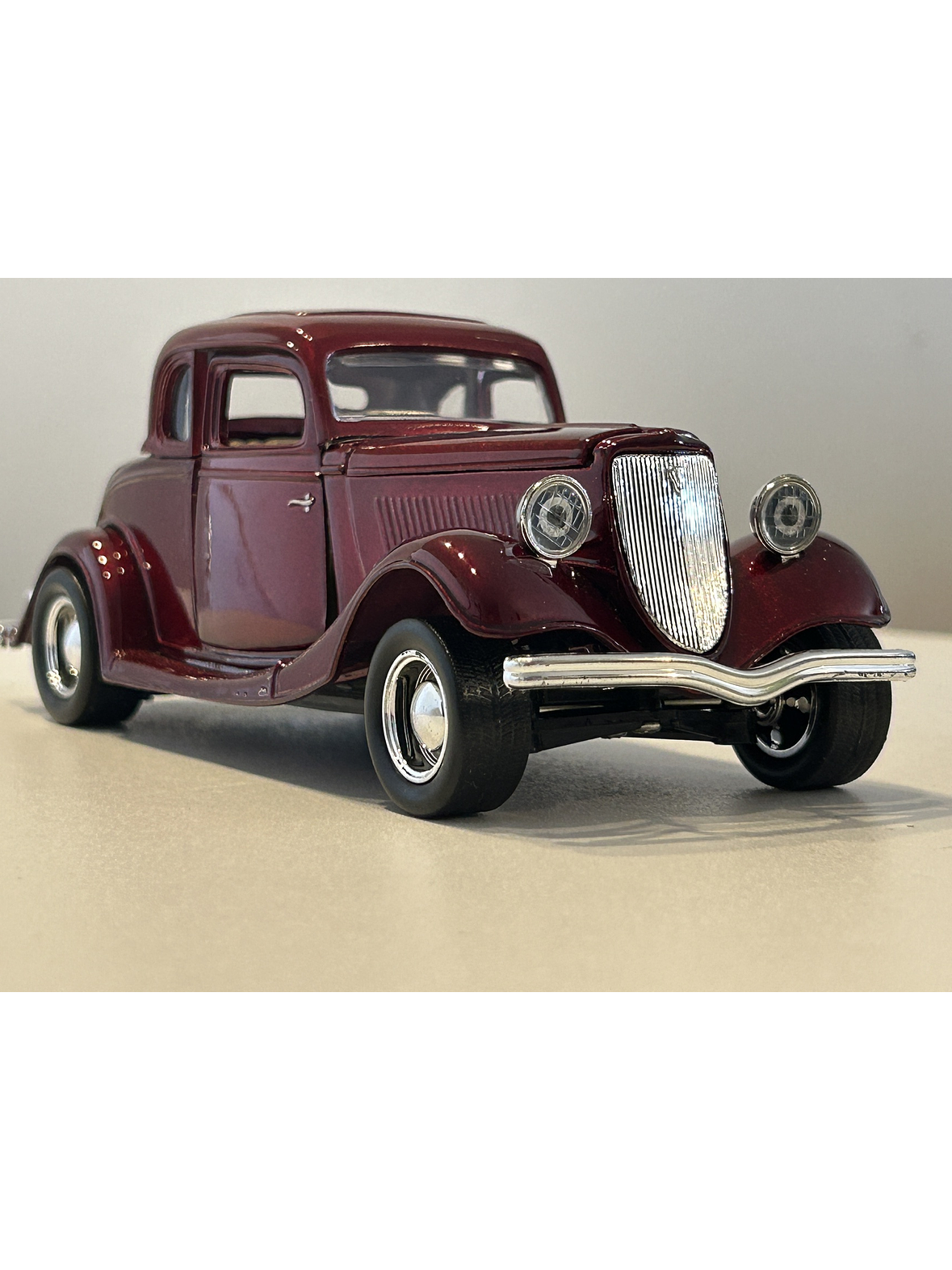 1934 Ford Coupe Motormax 1:24 rojo metálico – Clásico V8 de los años 30 para coleccionistas exigentes 8