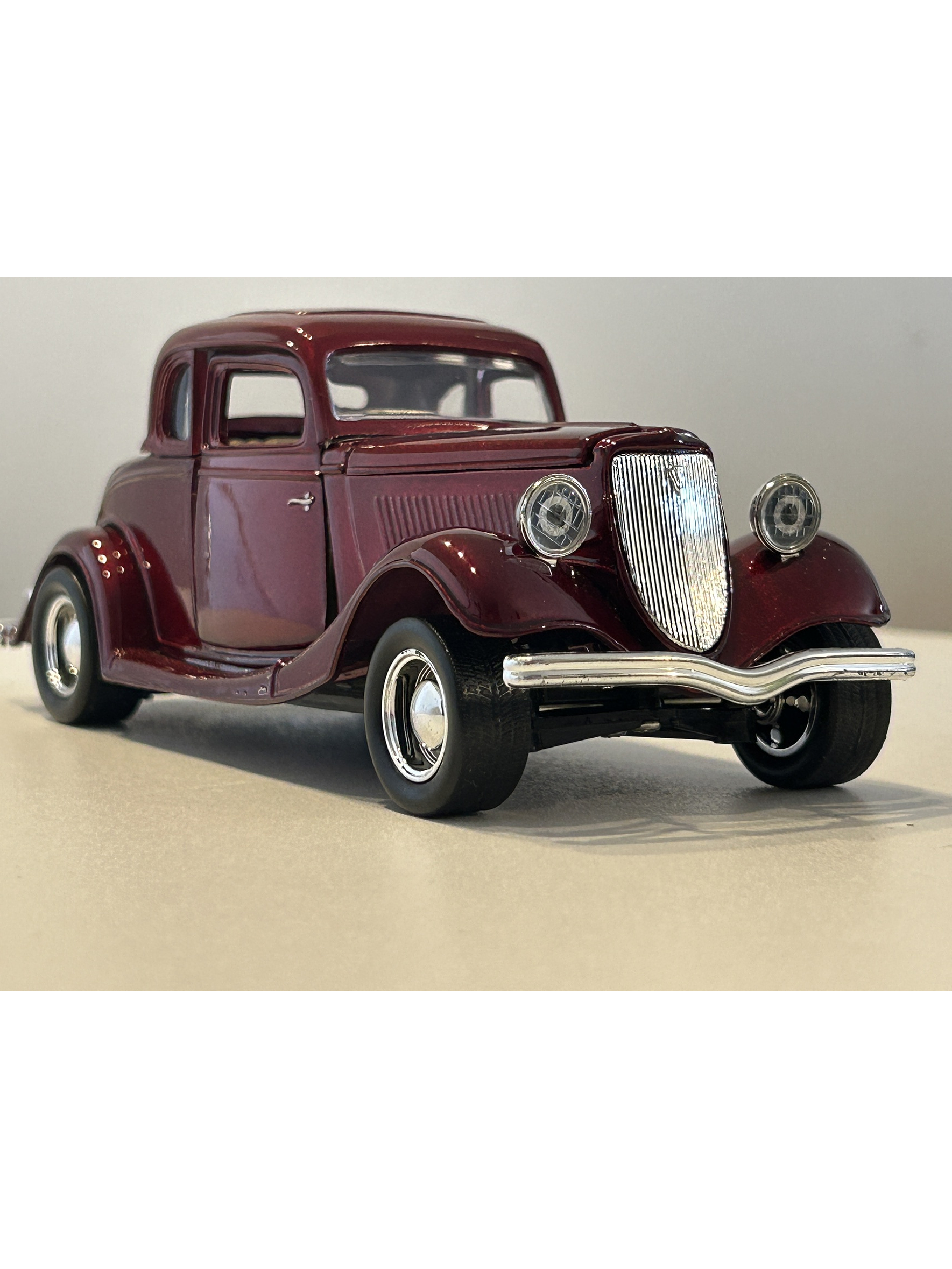 1934 Ford Coupe Motormax 1:24 rojo metálico – Clásico V8 de los años 30 para coleccionistas exigentes 8