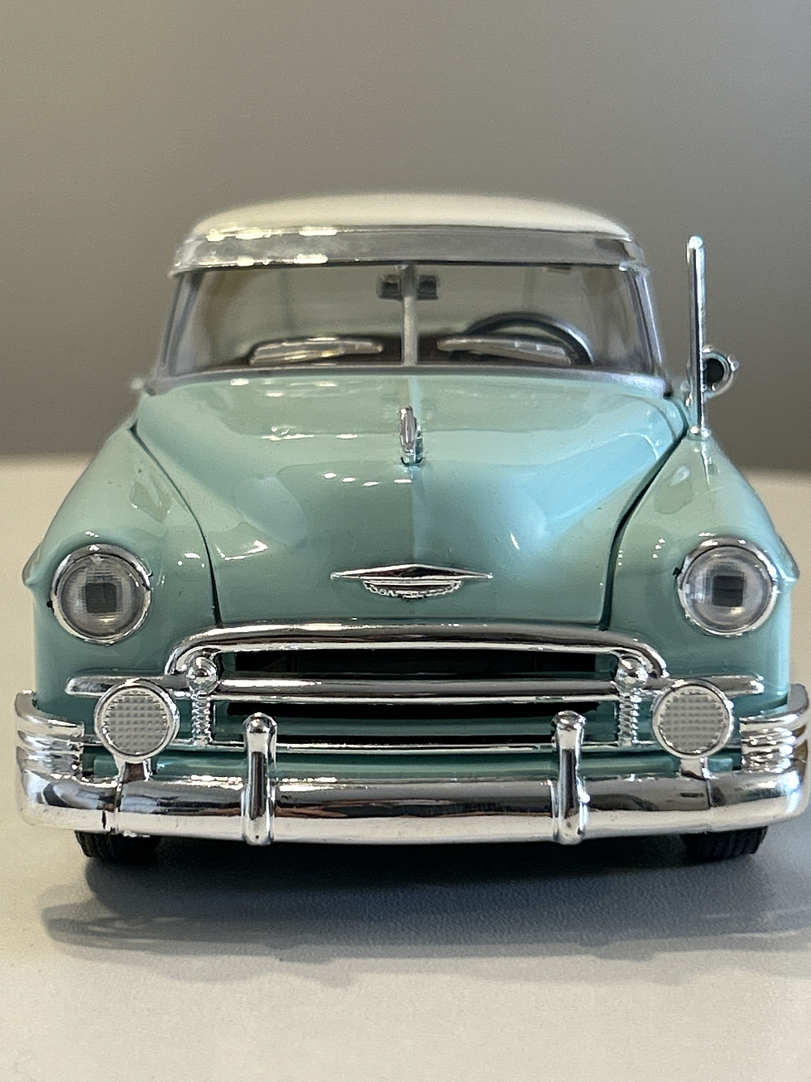 Chevrolet Bel Air Hardtop 1950 1:24 Motormax – Clásico americano en turquesa y blanco “Timeless Legends” 2