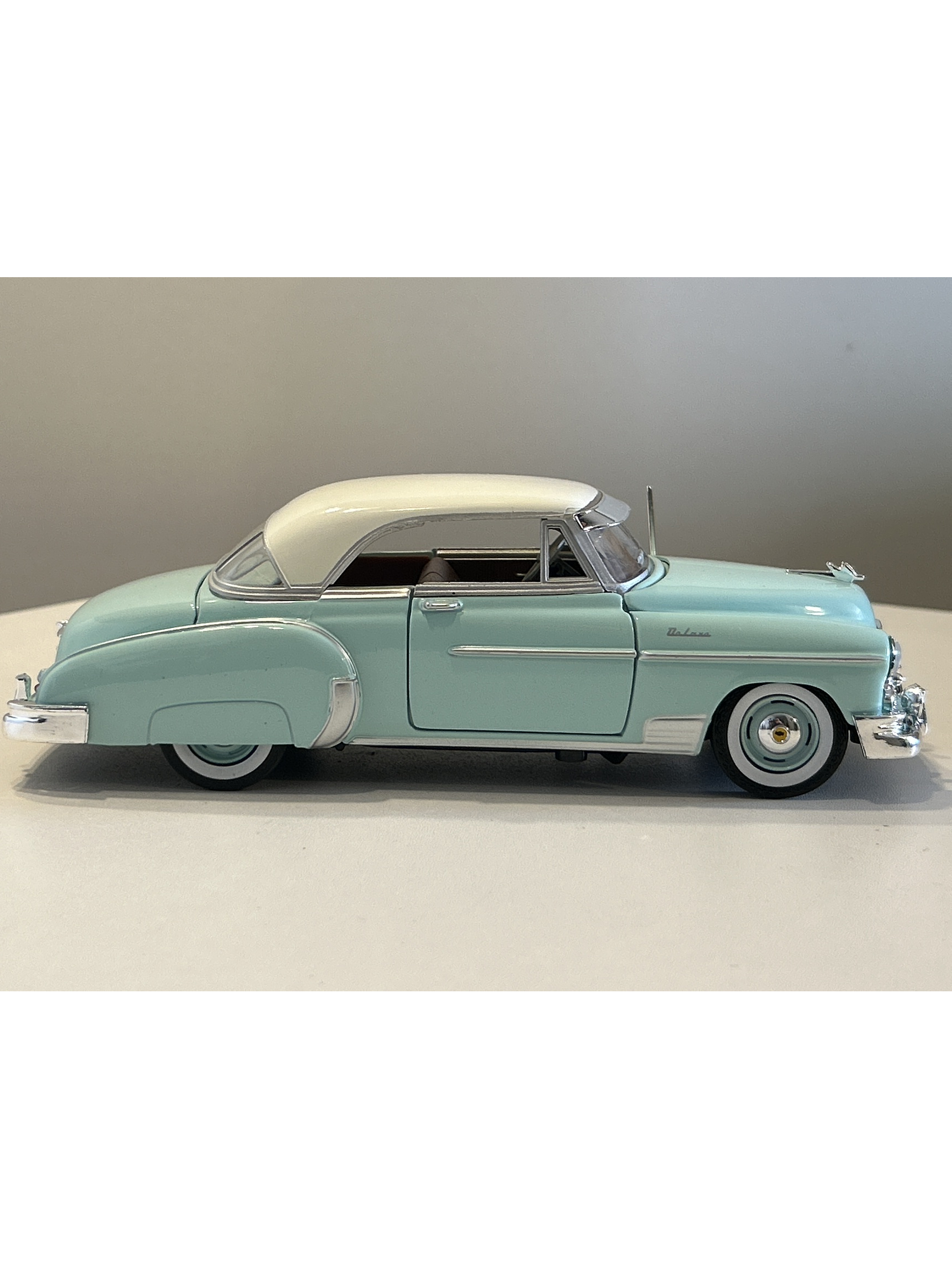 Chevrolet Bel Air Hardtop 1950 1:24 Motormax – Clásico americano en turquesa y blanco “Timeless Legends” 4