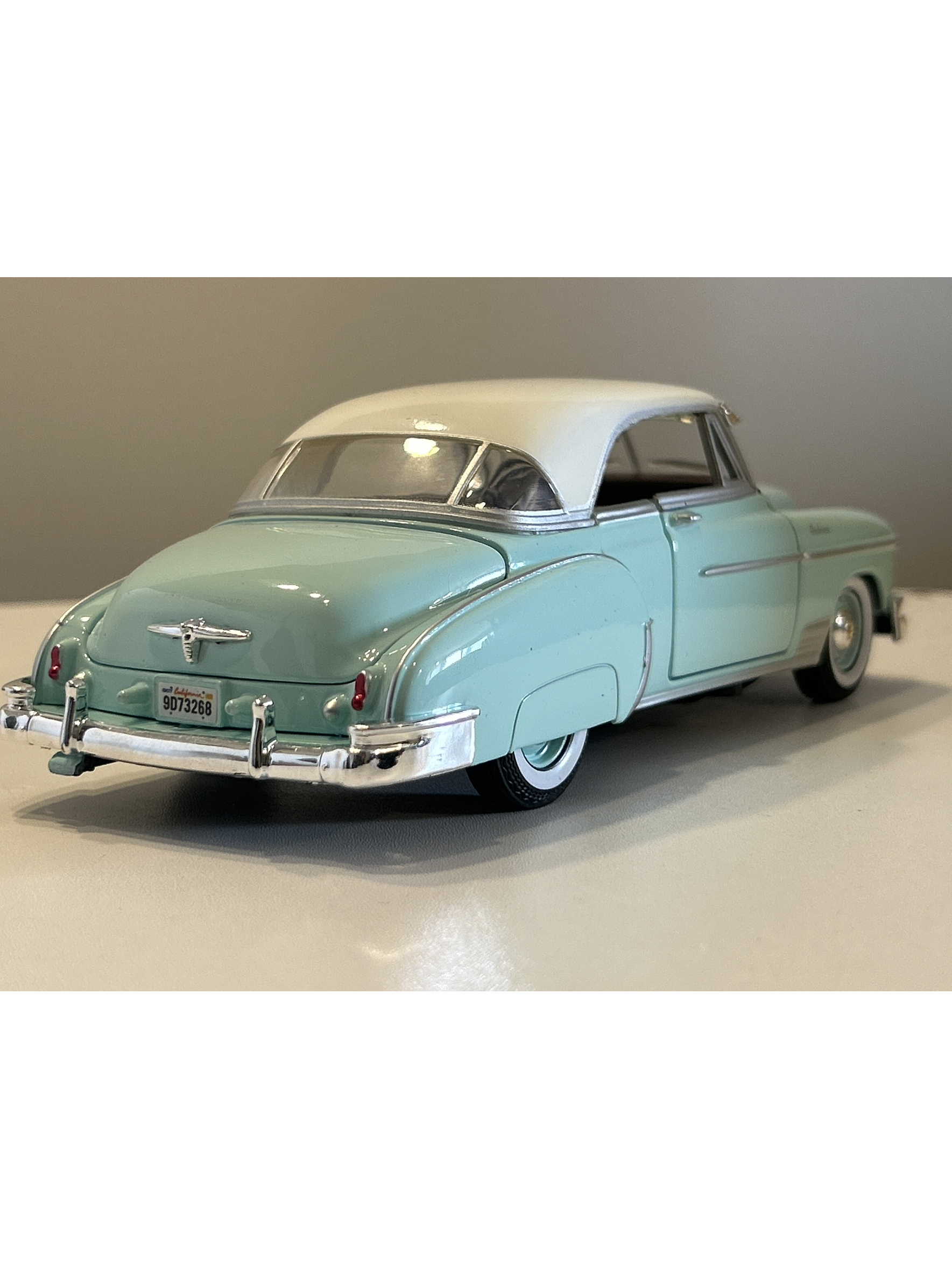Chevrolet Bel Air Hardtop 1950 1:24 Motormax – Clásico americano en turquesa y blanco “Timeless Legends” 5