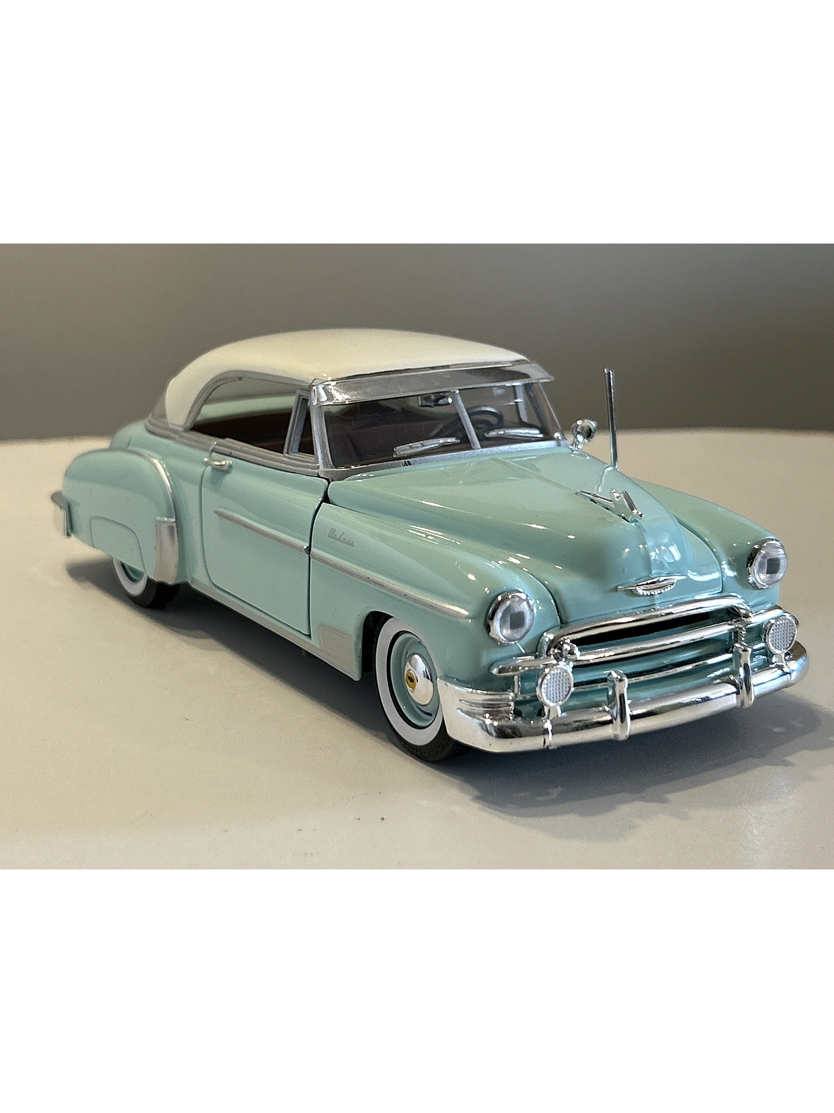 Chevrolet Bel Air Hardtop 1950 1:24 Motormax – Clásico americano en turquesa y blanco “Timeless Legends” 3