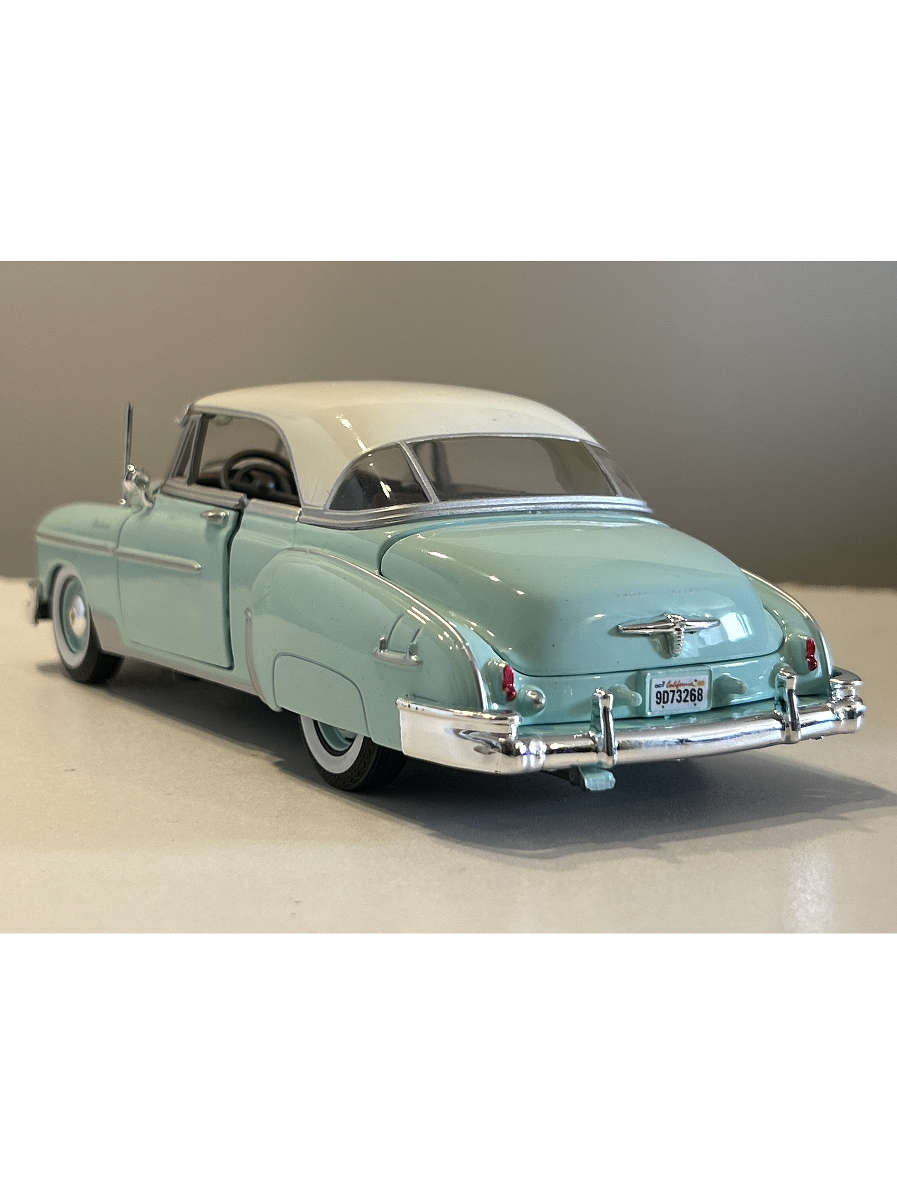 Chevrolet Bel Air Hardtop 1950 1:24 Motormax – Clásico americano en turquesa y blanco “Timeless Legends” 6