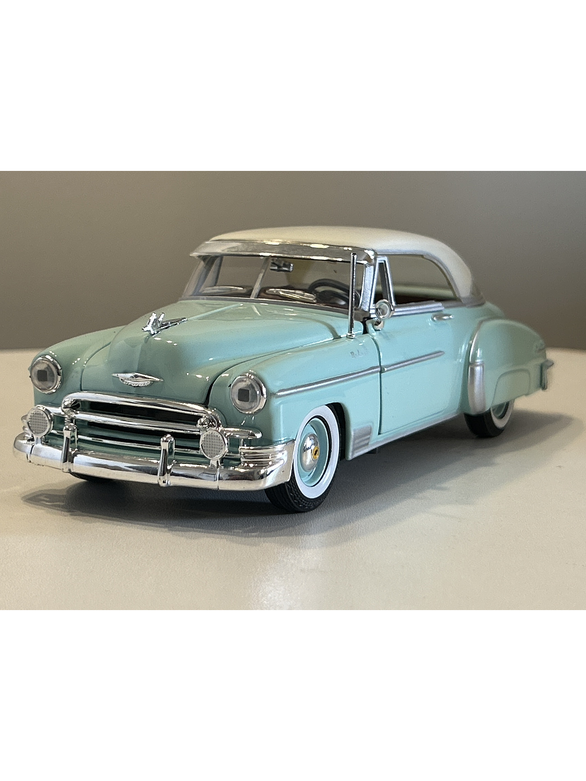 Chevrolet Bel Air Hardtop 1950 1:24 Motormax – Clásico americano en turquesa y blanco “Timeless Legends” 1