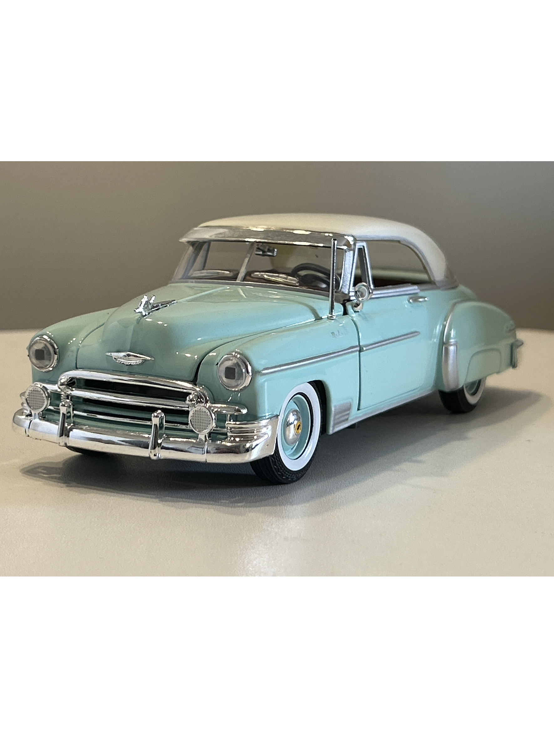 Chevrolet Bel Air Hardtop 1950 1:24 Motormax – Clásico americano en turquesa y blanco “Timeless Legends” 1