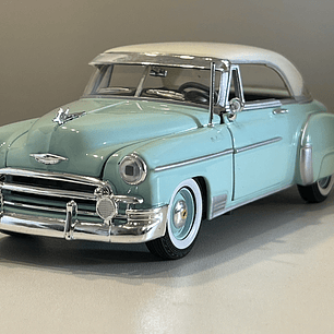 Chevrolet Bel Air Hardtop 1950 1:24 Motormax – Clásico americano en turquesa y blanco “Timeless Legends”