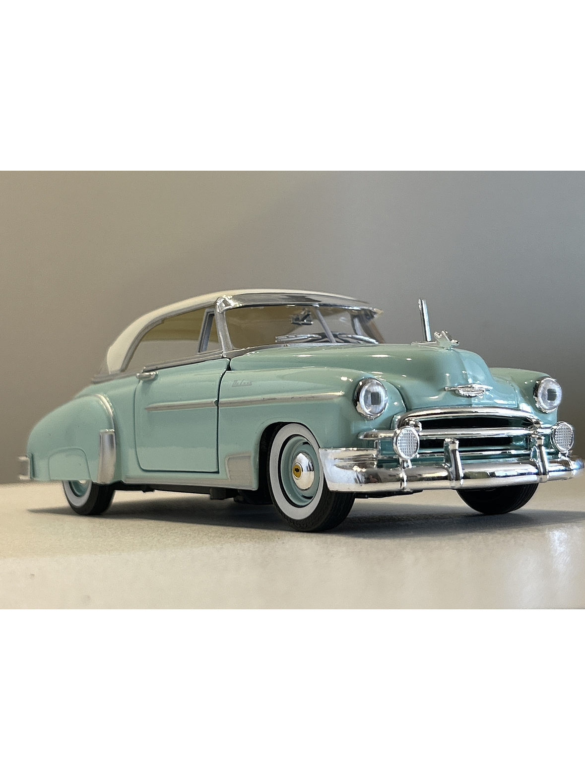 Chevrolet Bel Air Hardtop 1950 1:24 Motormax – Clásico americano en turquesa y blanco “Timeless Legends” 8