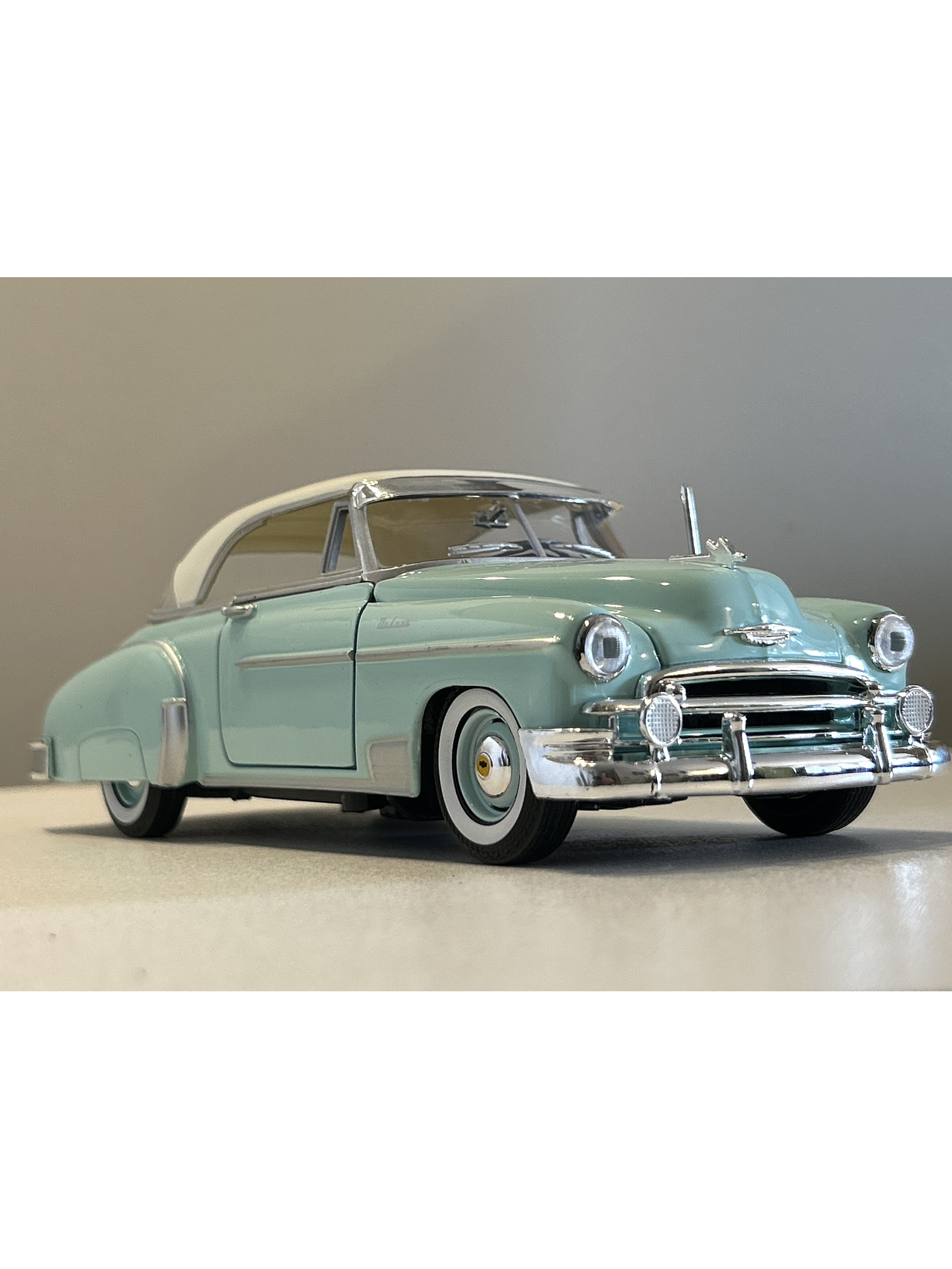Chevrolet Bel Air Hardtop 1950 1:24 Motormax – Clásico americano en turquesa y blanco “Timeless Legends” 8