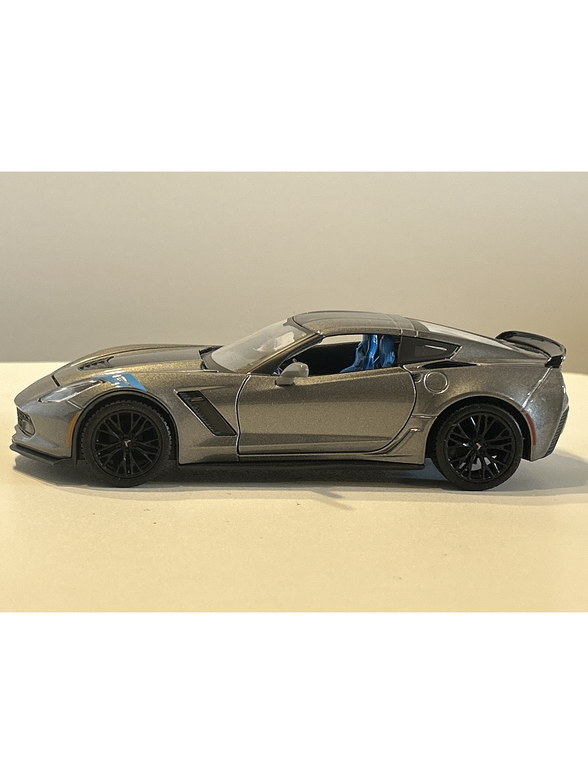 Maisto 1:24 2017 Corvette Grand Sport gris metálico – Deportivo americano C7 para coleccionistas en Chile 8