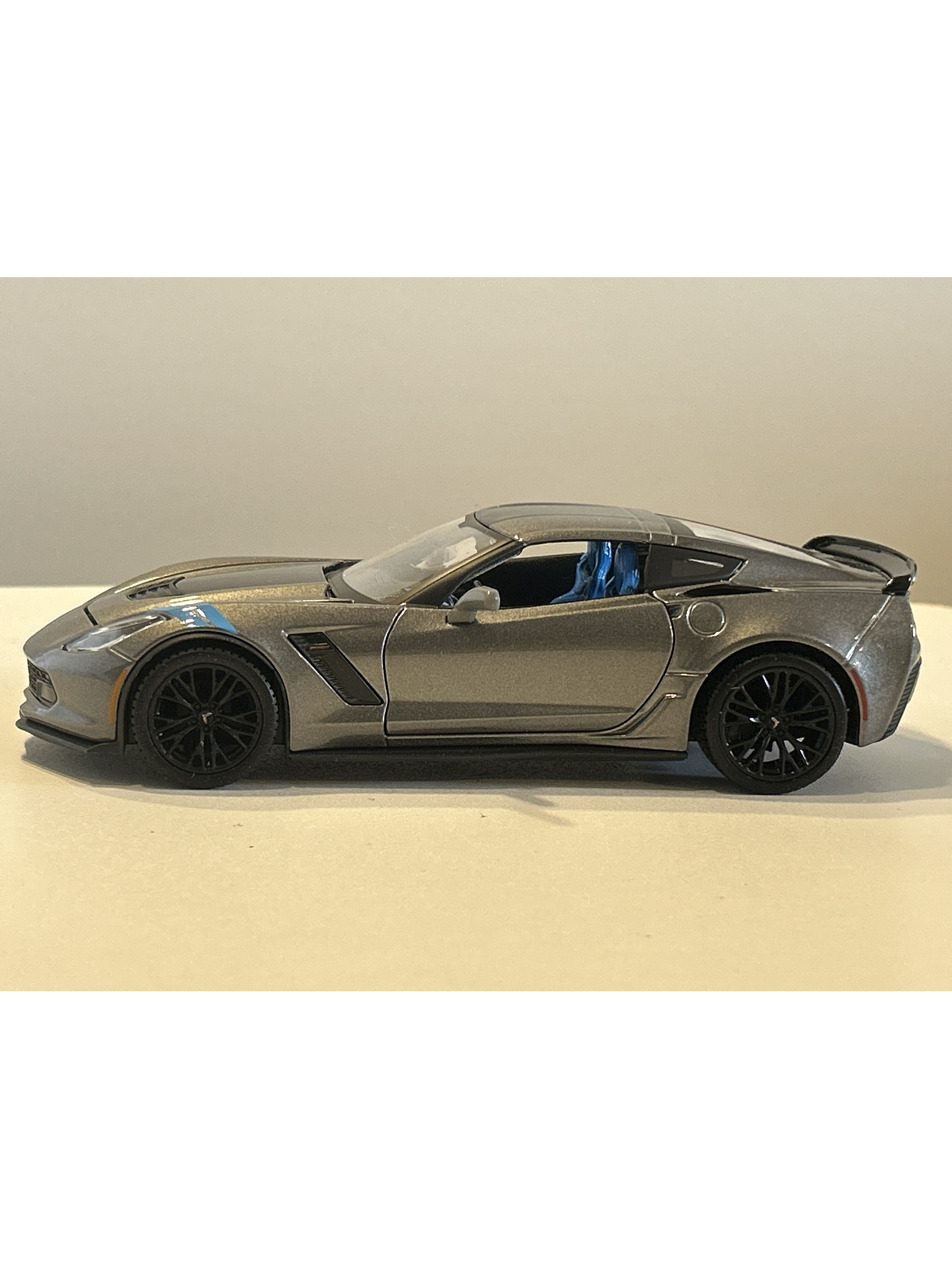 Maisto 1:24 2017 Corvette Grand Sport gris metálico – Deportivo americano C7 para coleccionistas en Chile 8