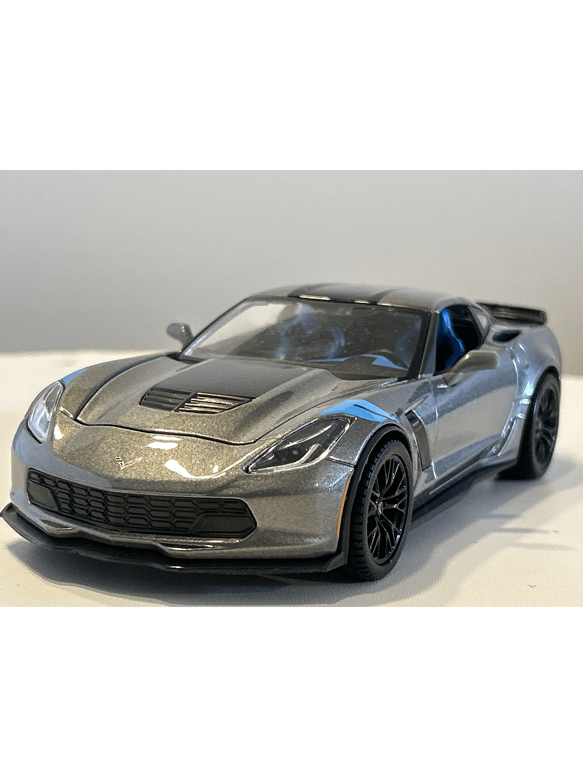 Maisto 1:24 2017 Corvette Grand Sport gris metálico – Deportivo americano C7 para coleccionistas en Chile 1