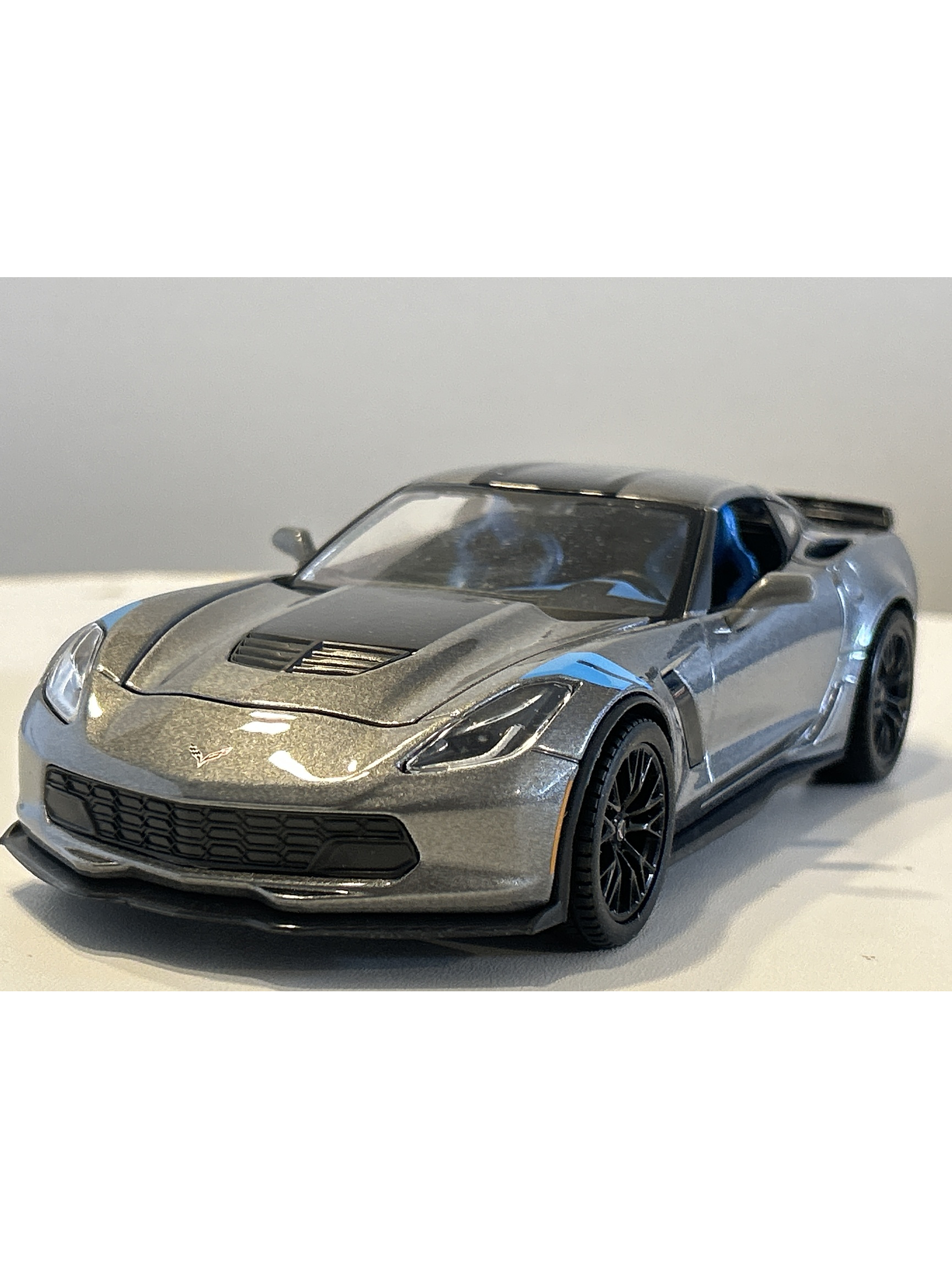 Maisto 1:24 2017 Corvette Grand Sport gris metálico – Deportivo americano C7 para coleccionistas en Chile 1