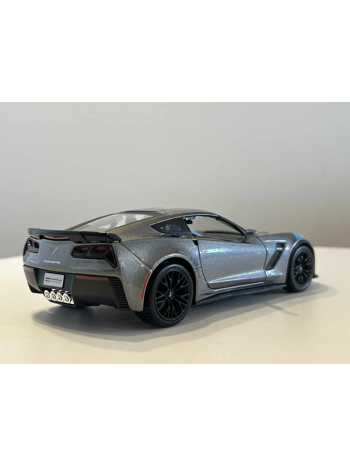 Maisto 1:24 2017 Corvette Grand Sport gris metálico – Deportivo americano C7 para coleccionistas en Chile 5