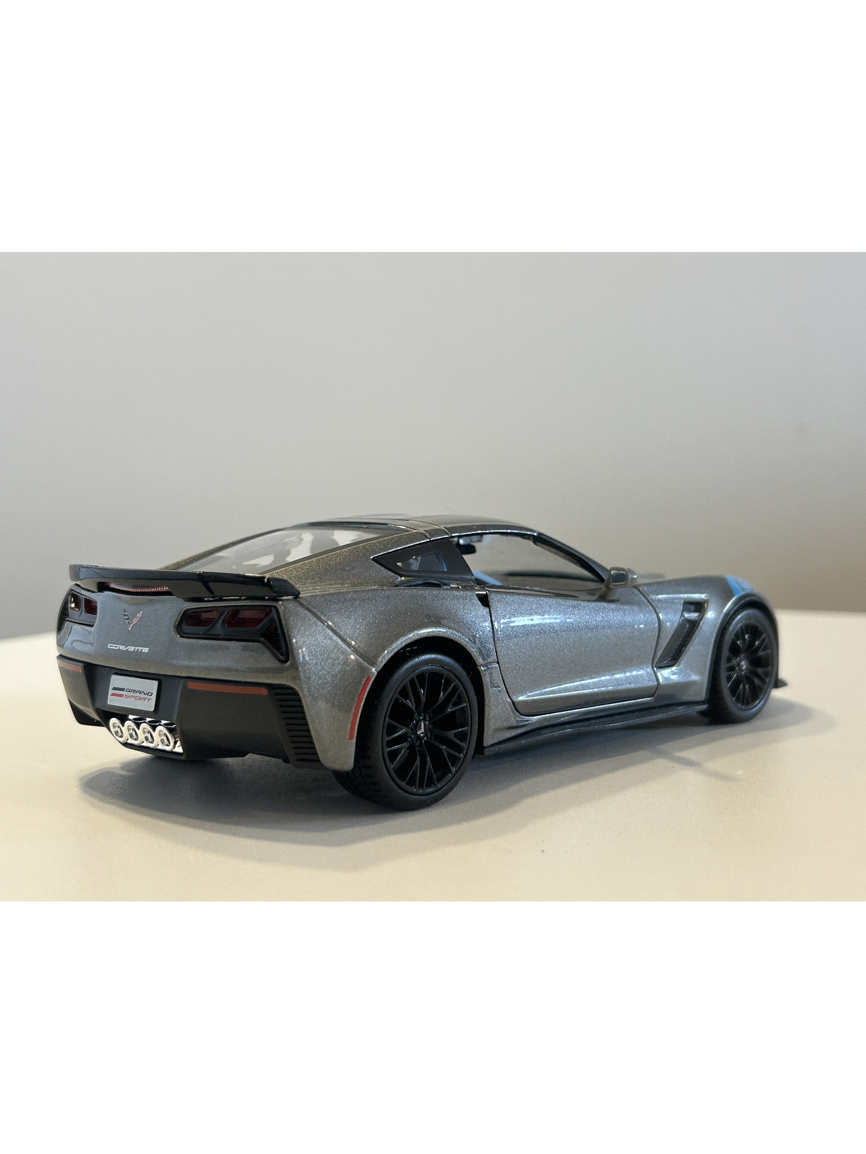Maisto 1:24 2017 Corvette Grand Sport gris metálico – Deportivo americano C7 para coleccionistas en Chile 5