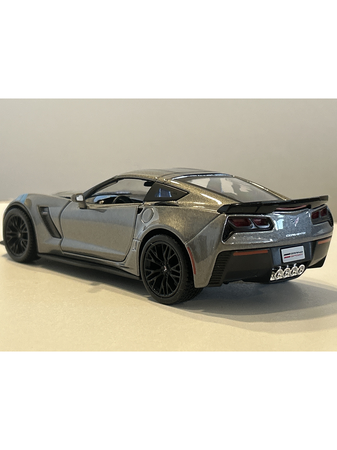 Maisto 1:24 2017 Corvette Grand Sport gris metálico – Deportivo americano C7 para coleccionistas en Chile 7