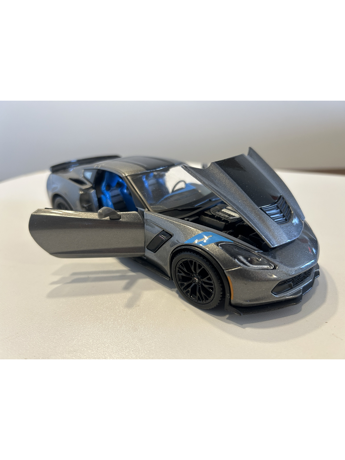 Maisto 1:24 2017 Corvette Grand Sport gris metálico – Deportivo americano C7 para coleccionistas en Chile 3