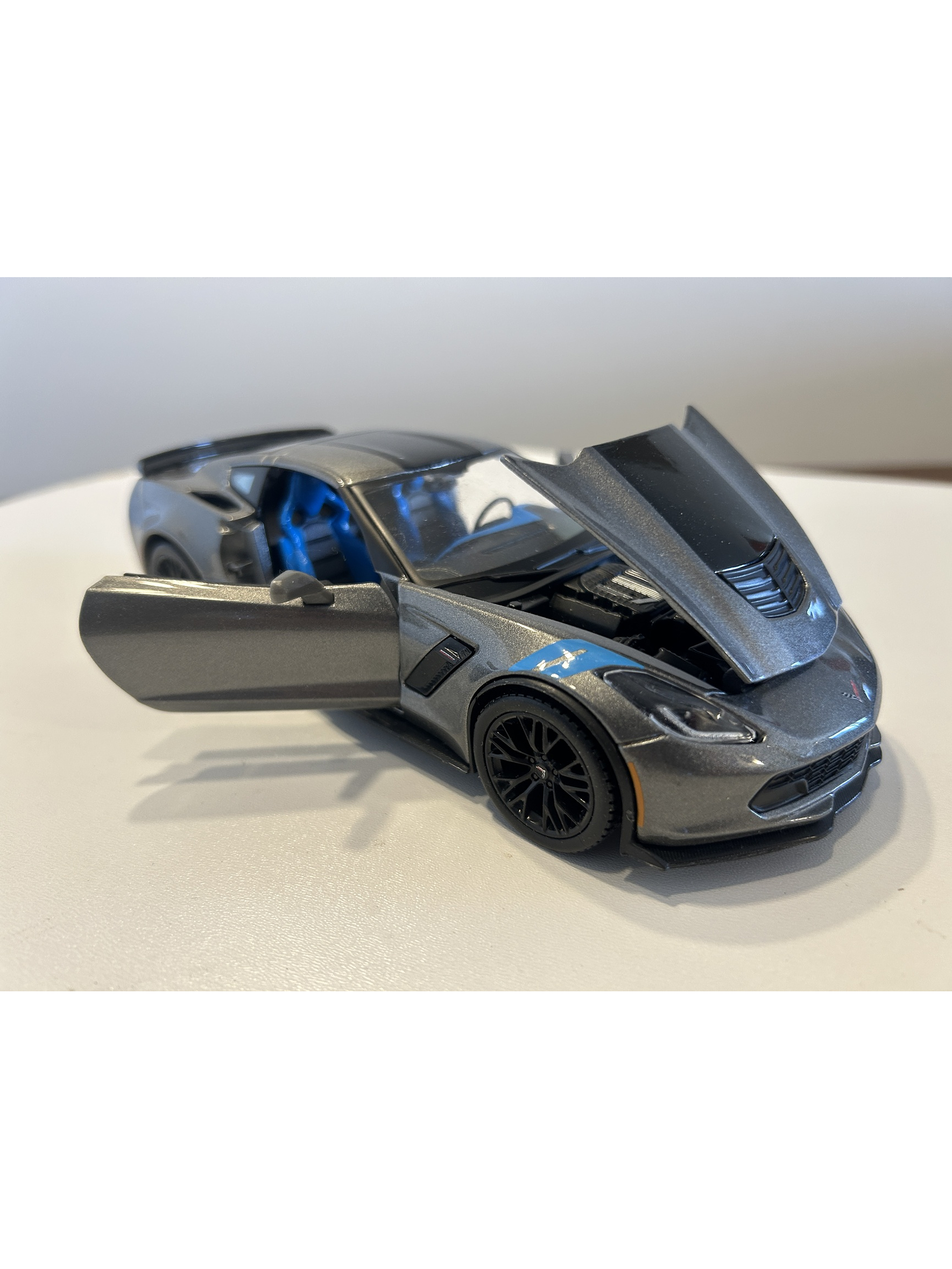 Maisto 1:24 2017 Corvette Grand Sport gris metálico – Deportivo americano C7 para coleccionistas en Chile 3