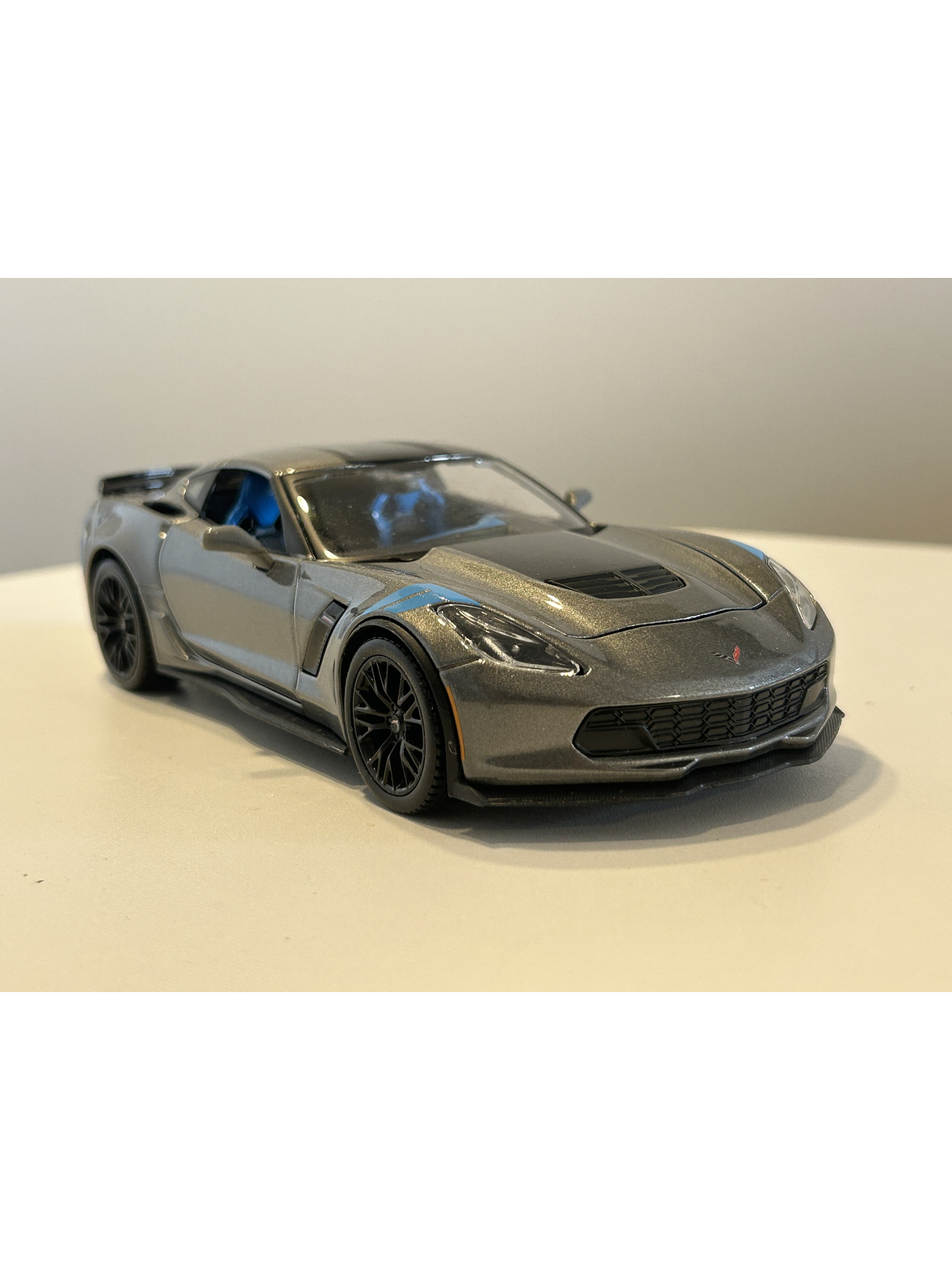 Maisto 1:24 2017 Corvette Grand Sport gris metálico – Deportivo americano C7 para coleccionistas en Chile 9