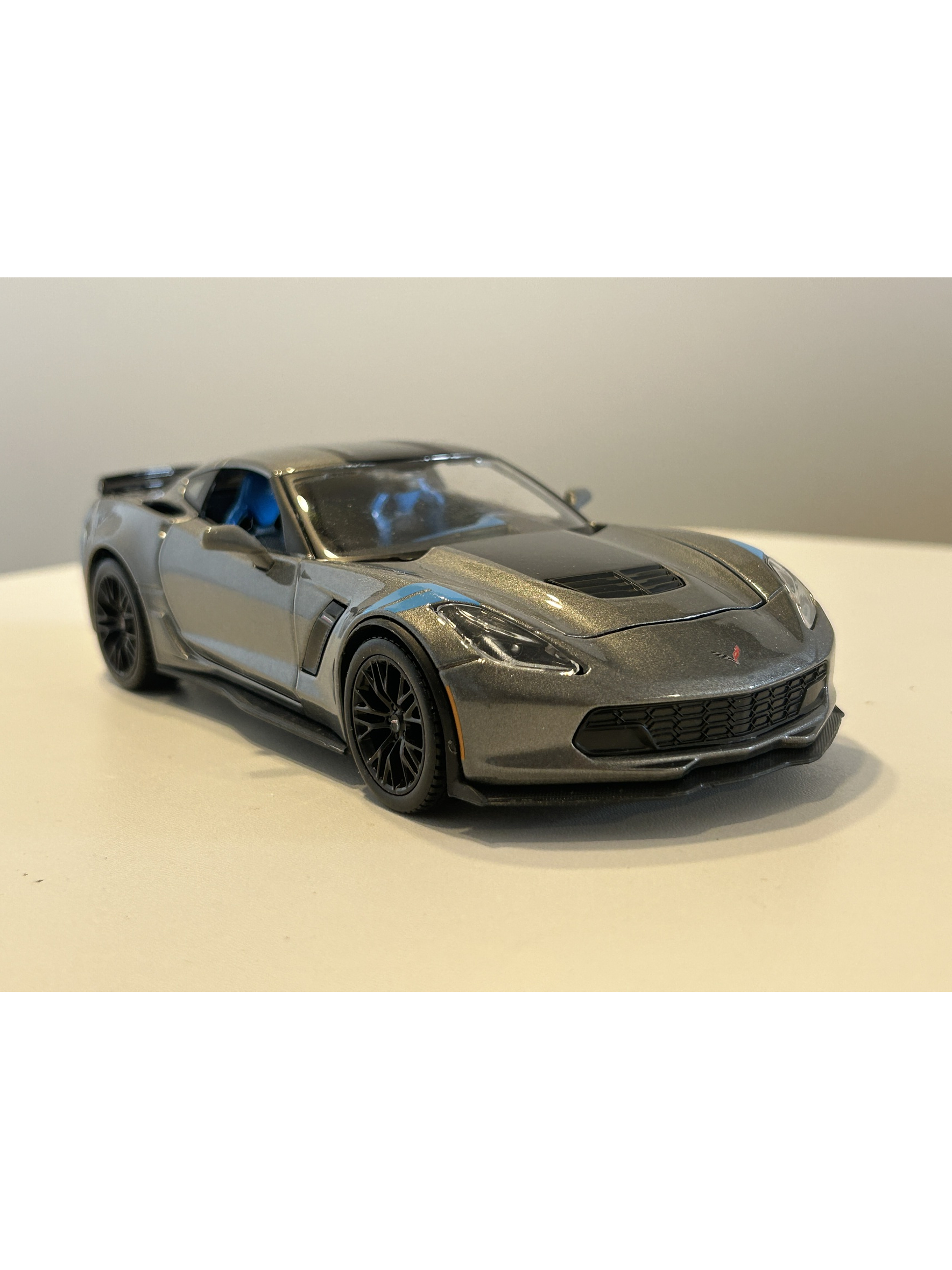 Maisto 1:24 2017 Corvette Grand Sport gris metálico – Deportivo americano C7 para coleccionistas en Chile 9