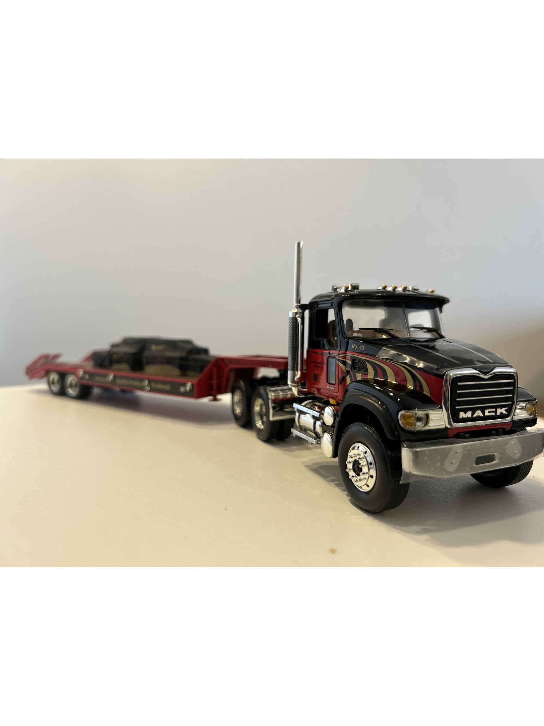 Mack Granite con Rampla Lowboy First Gear 1:34 – Camión americano de carga pesada para coleccionistas y camioneros 1