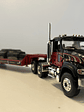 Mack Granite con Rampla Lowboy First Gear 1:34 – Camión americano de carga pesada para coleccionistas y camioneros - Miniatura 1
