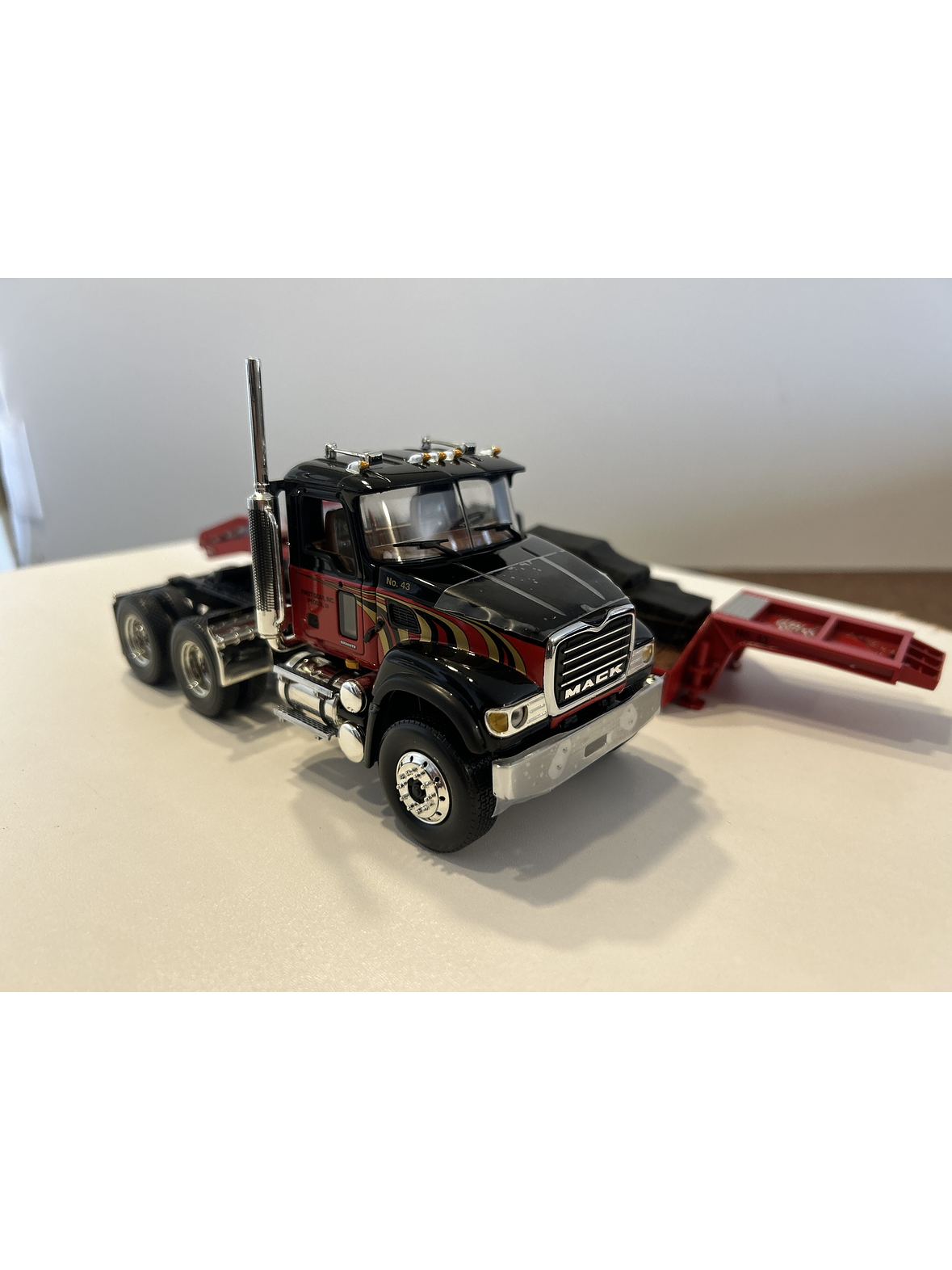 Mack Granite con Rampla Lowboy First Gear 1:34 – Camión americano de carga pesada para coleccionistas y camioneros 8