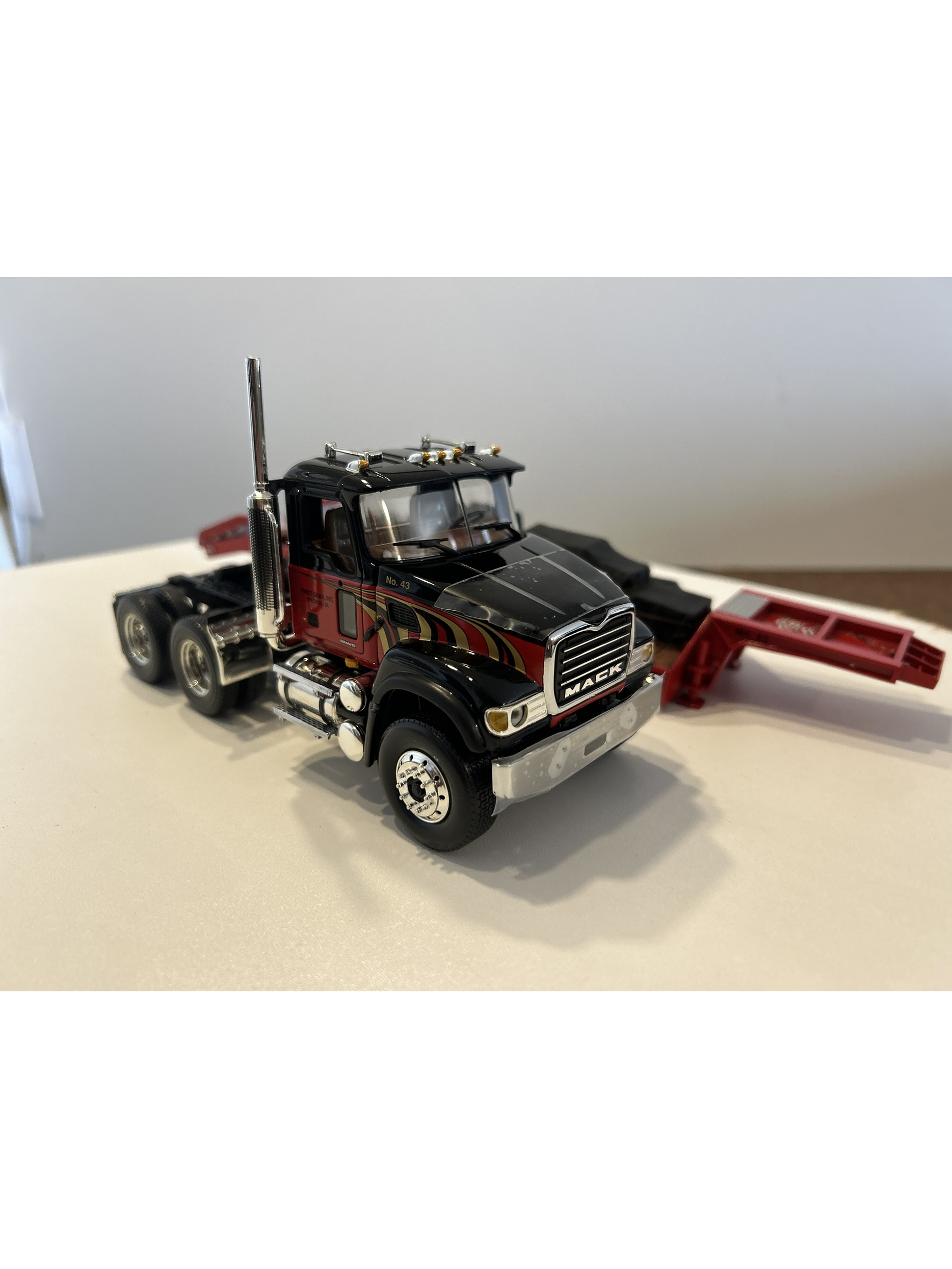 Mack Granite con Rampla Lowboy First Gear 1:34 – Camión americano de carga pesada para coleccionistas y camioneros 8