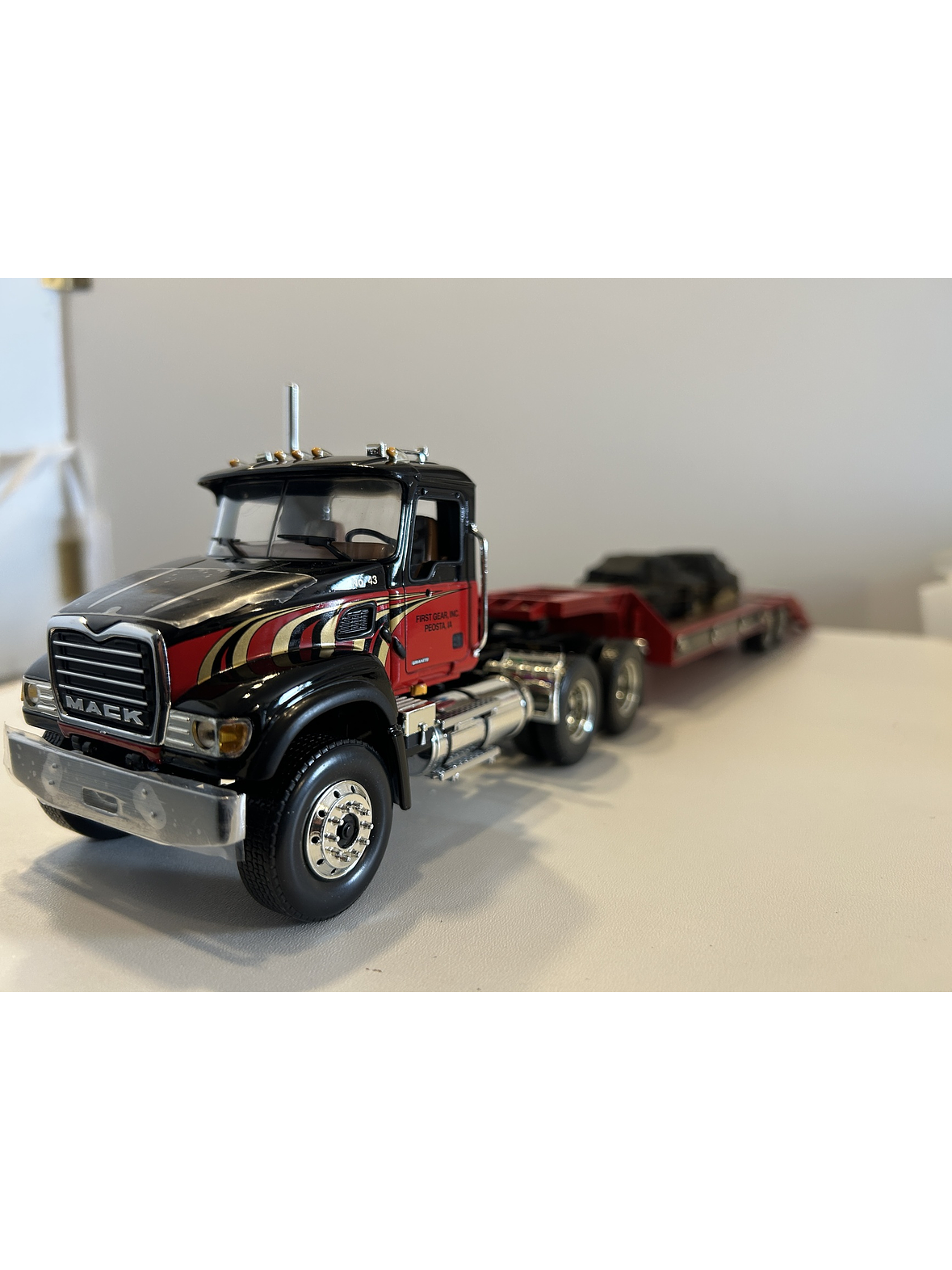 Mack Granite con Rampla Lowboy First Gear 1:34 – Camión americano de carga pesada para coleccionistas y camioneros 3