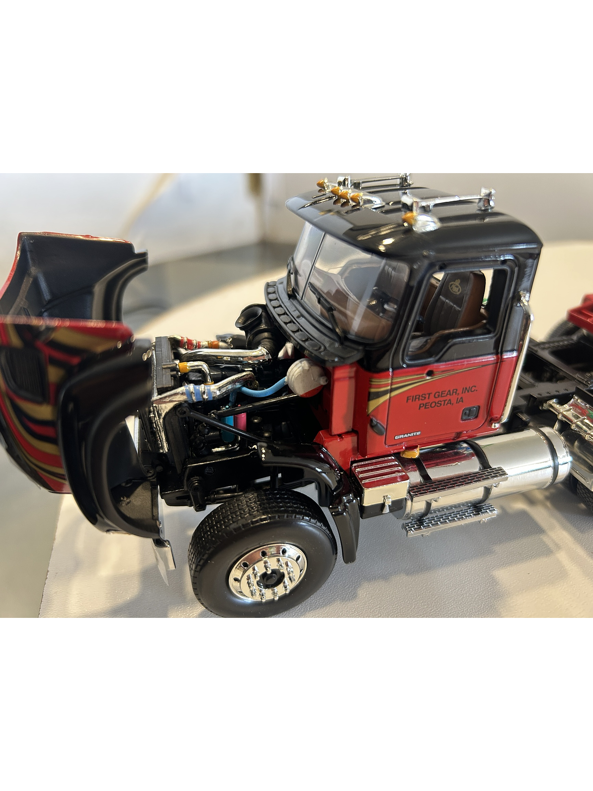 Mack Granite con Rampla Lowboy First Gear 1:34 – Camión americano de carga pesada para coleccionistas y camioneros 2