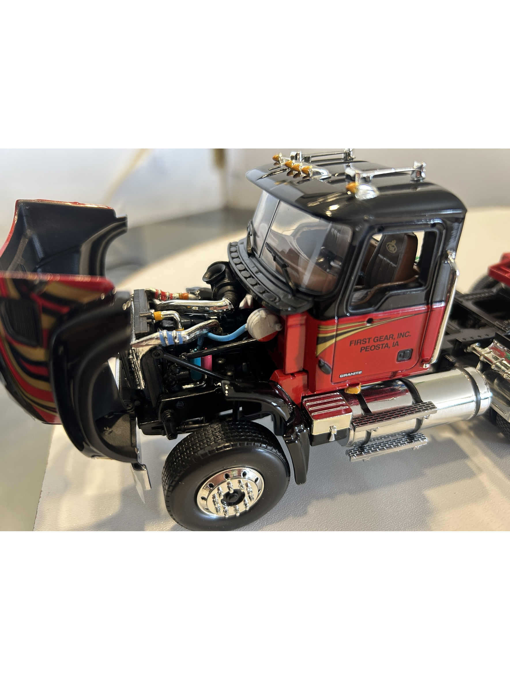 Mack Granite con Rampla Lowboy First Gear 1:34 – Camión americano de carga pesada para coleccionistas y camioneros 2