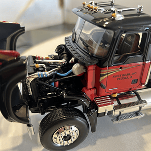 Mack Granite con Rampla Lowboy First Gear 1:34 – Camión americano de carga pesada para coleccionistas y camioneros