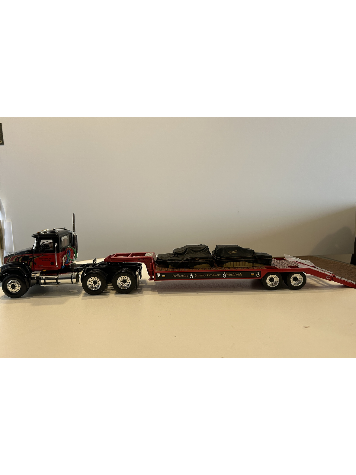 Mack Granite con Rampla Lowboy First Gear 1:34 – Camión americano de carga pesada para coleccionistas y camioneros 4