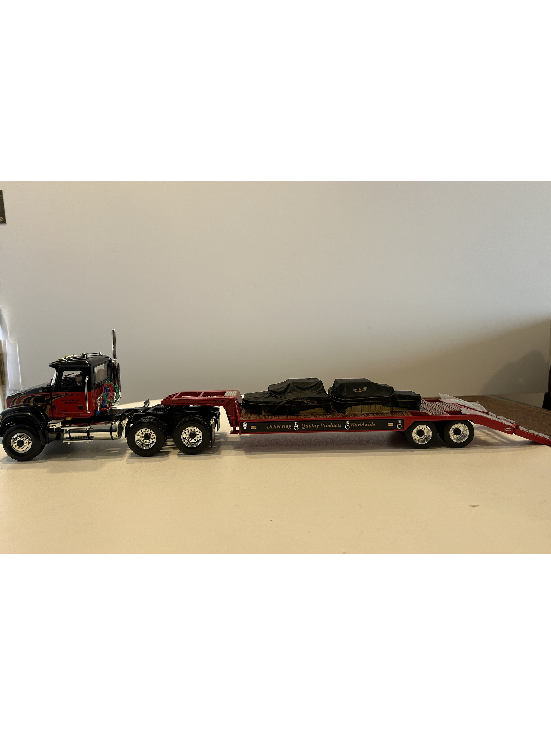 Mack Granite con Rampla Lowboy First Gear 1:34 – Camión americano de carga pesada para coleccionistas y camioneros 4