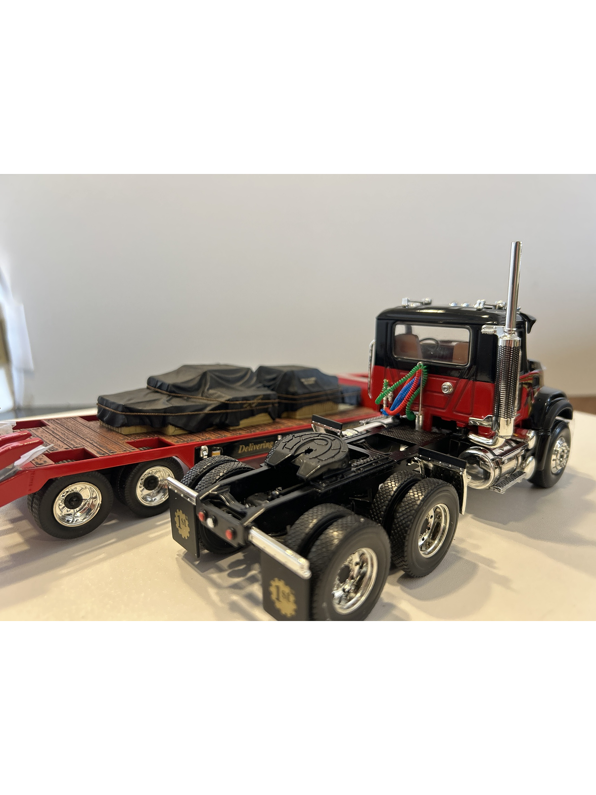 Mack Granite con Rampla Lowboy First Gear 1:34 – Camión americano de carga pesada para coleccionistas y camioneros 9