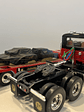 Mack Granite con Rampla Lowboy First Gear 1:34 – Camión americano de carga pesada para coleccionistas y camioneros - Miniatura 9