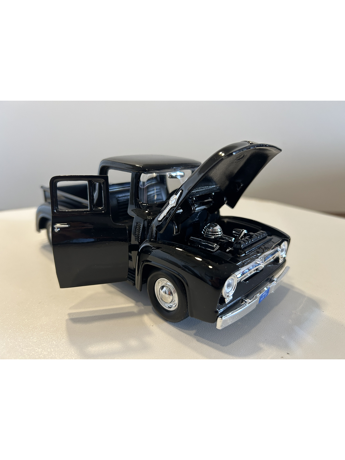Motormax Ford F-100 Pick Up 1956 Negra 1:24 – Camioneta clásica americana a escala para coleccionistas en Chile 2