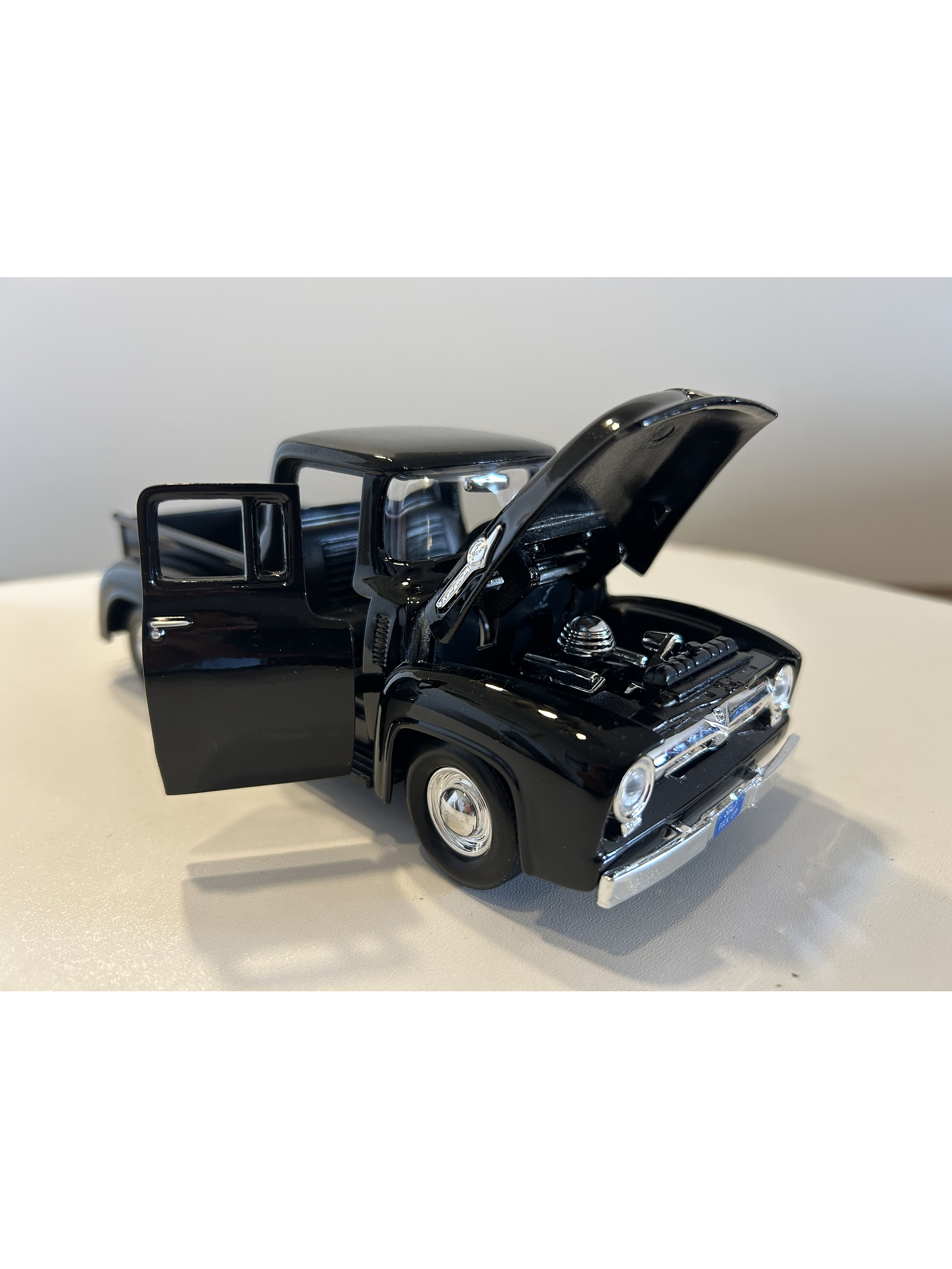 Motormax Ford F-100 Pick Up 1956 Negra 1:24 – Camioneta clásica americana a escala para coleccionistas en Chile 2